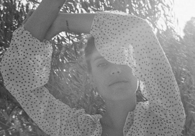 Capítulo 3: De la piscina al chiringuito con una prenda mágica - Bruna