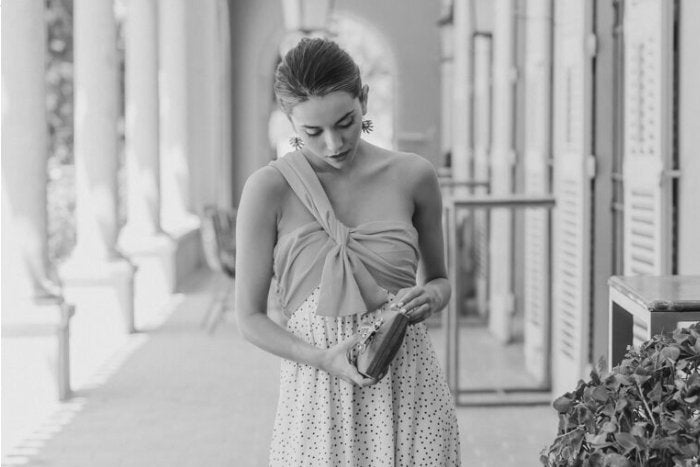 El vestido de invitada con escote asimétrico que te encantará - Bruna
