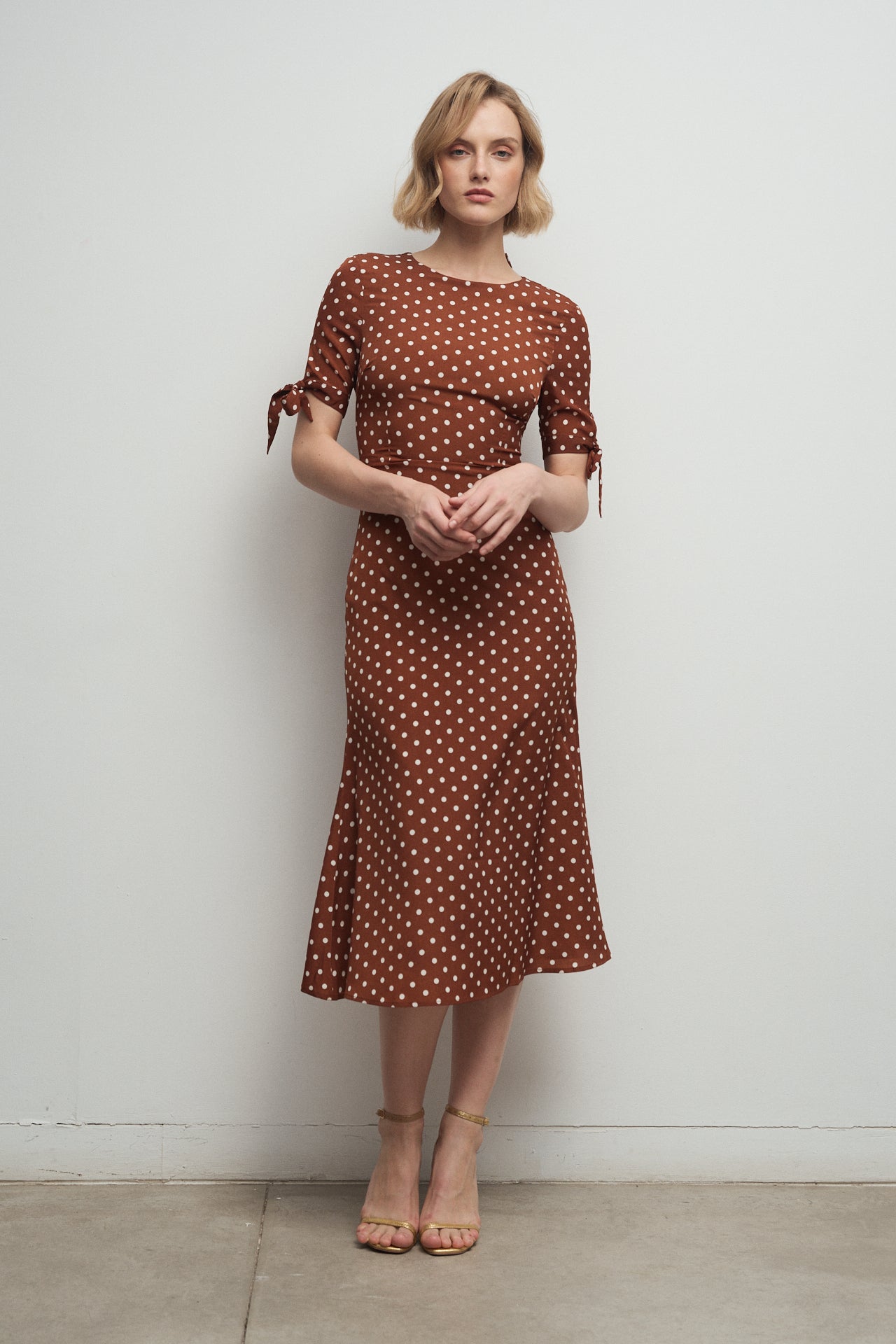 Robe à pois marron Laila · Iconiques ·