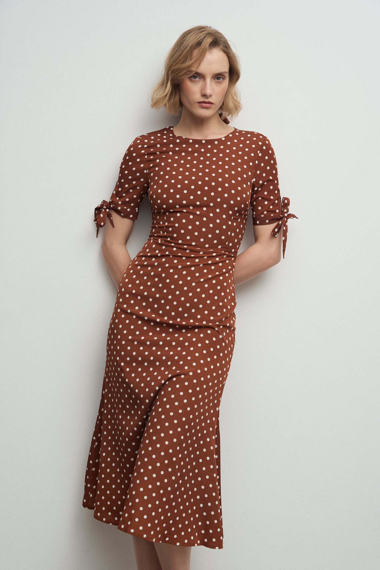 Robe à pois marron Laila · Iconiques ·