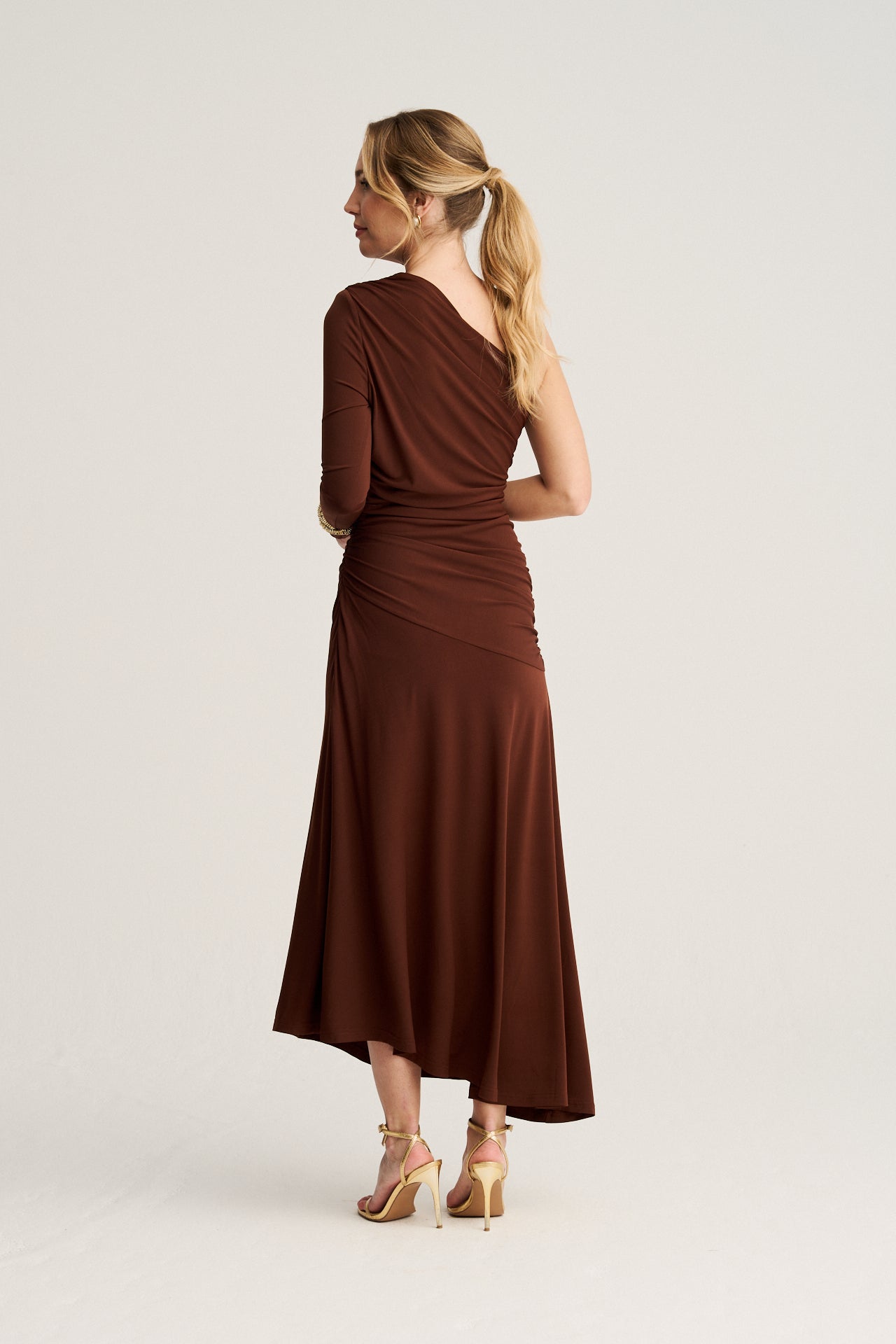 Vestido marrón chocolate de punto de seda con drapeados y manga asimetrica
