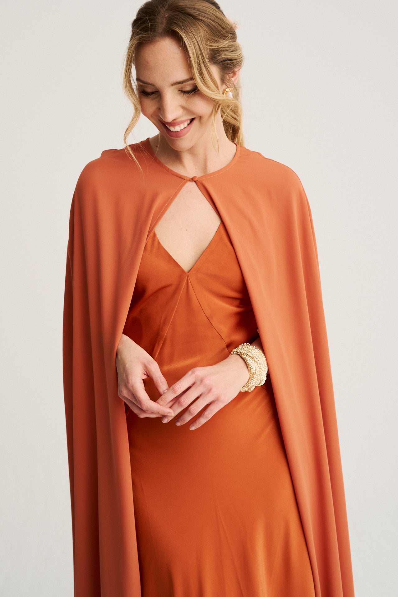 Diseño fluido y elegante que estiliza la figura, perfecta para eventos y salidas especiales.