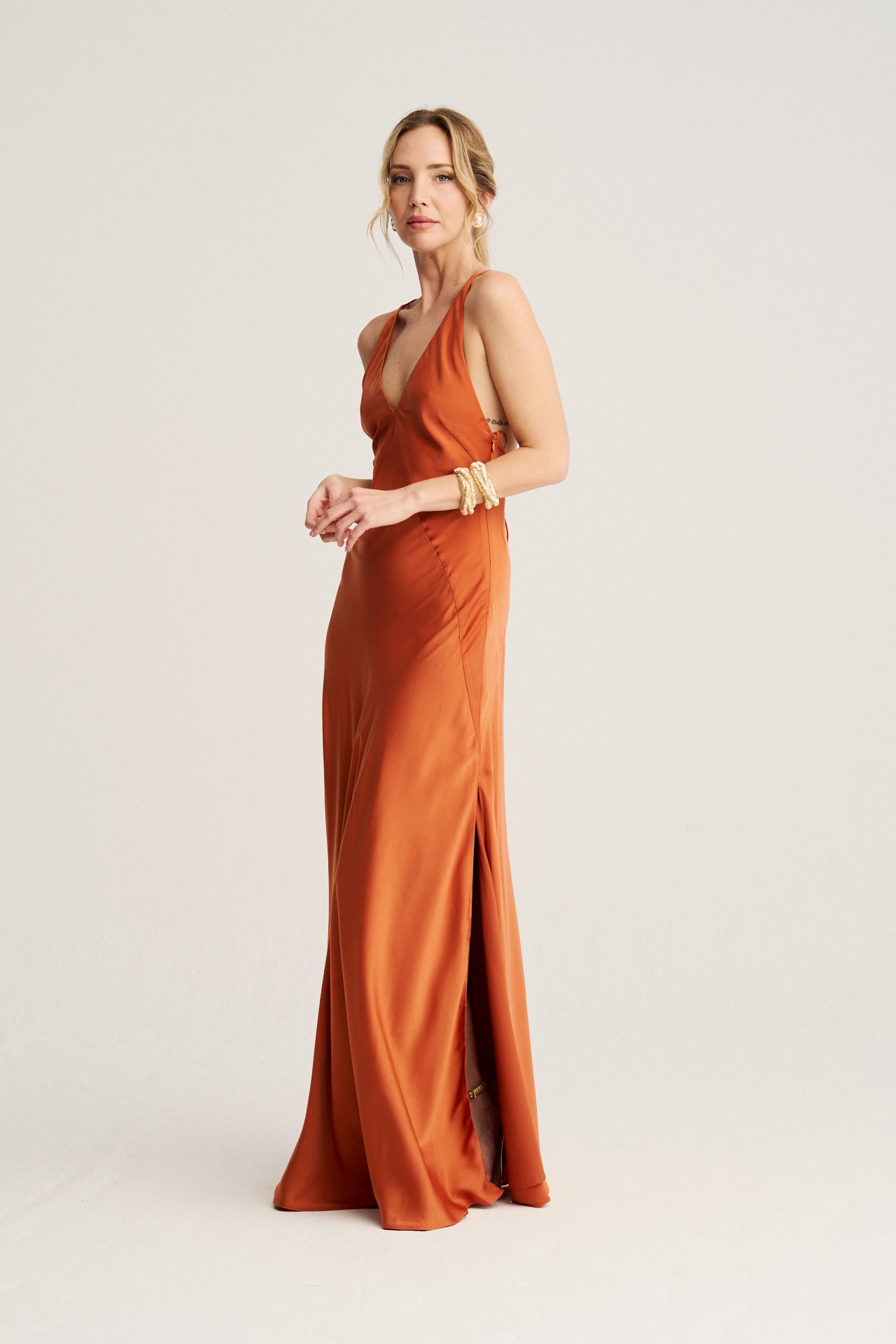Vestido largo en tono caramelo/sirope con tejido reciclado y acabado crepé satinado.