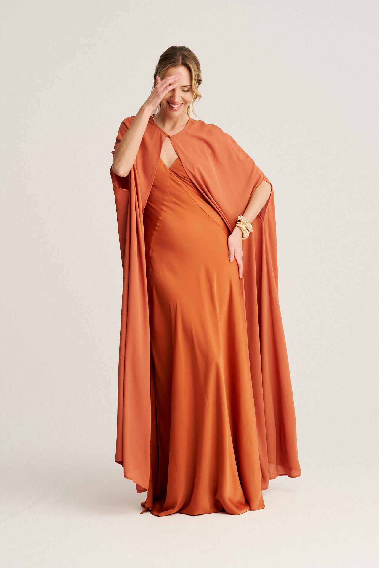 Diseño moderno y favorecedor, perfecto para bodas, fiestas de gala y eventos especiales.