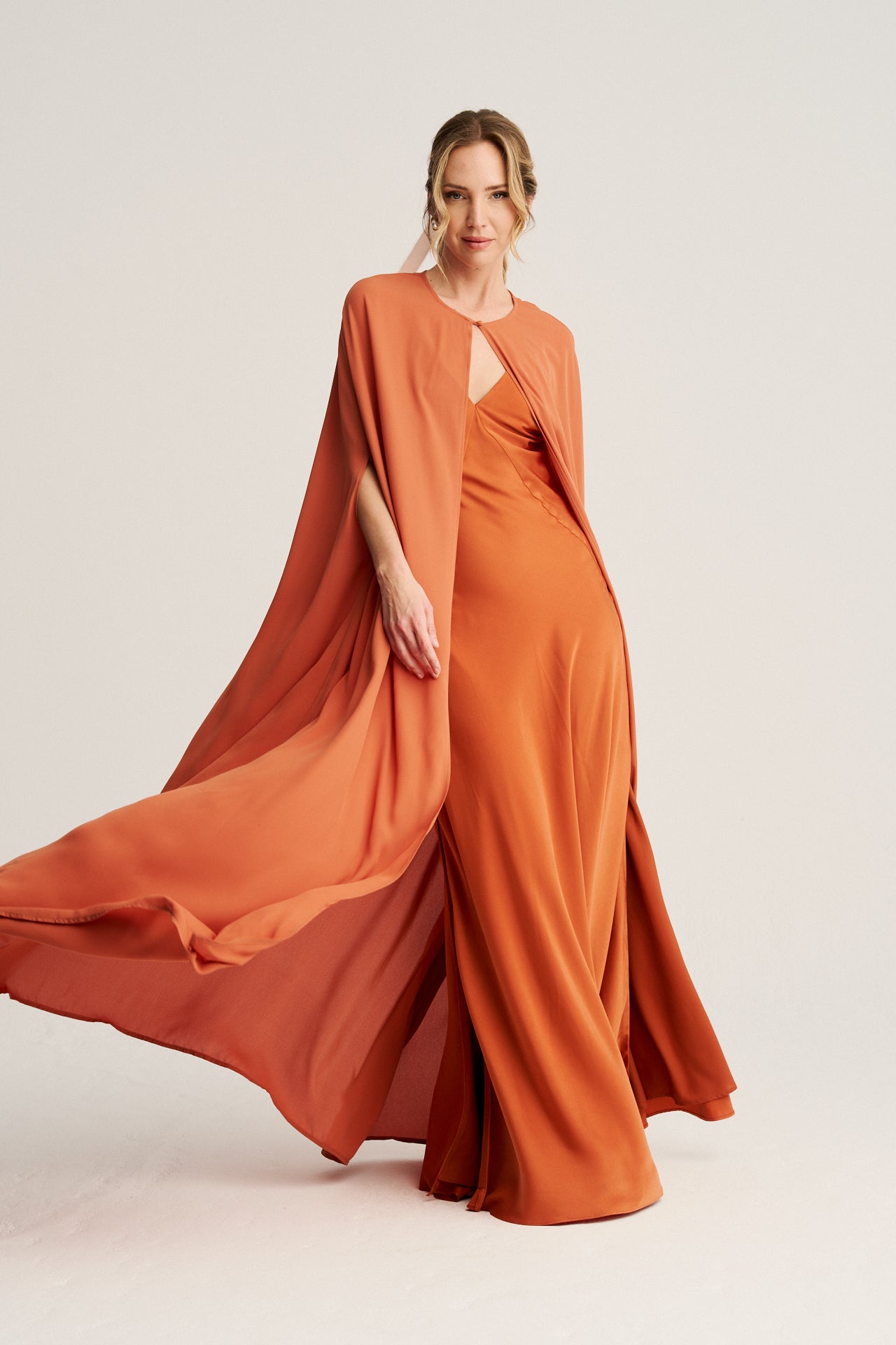 Vestido largo caramelo con escote elegante y ajuste cómodo, ideal para destacar con estilo.