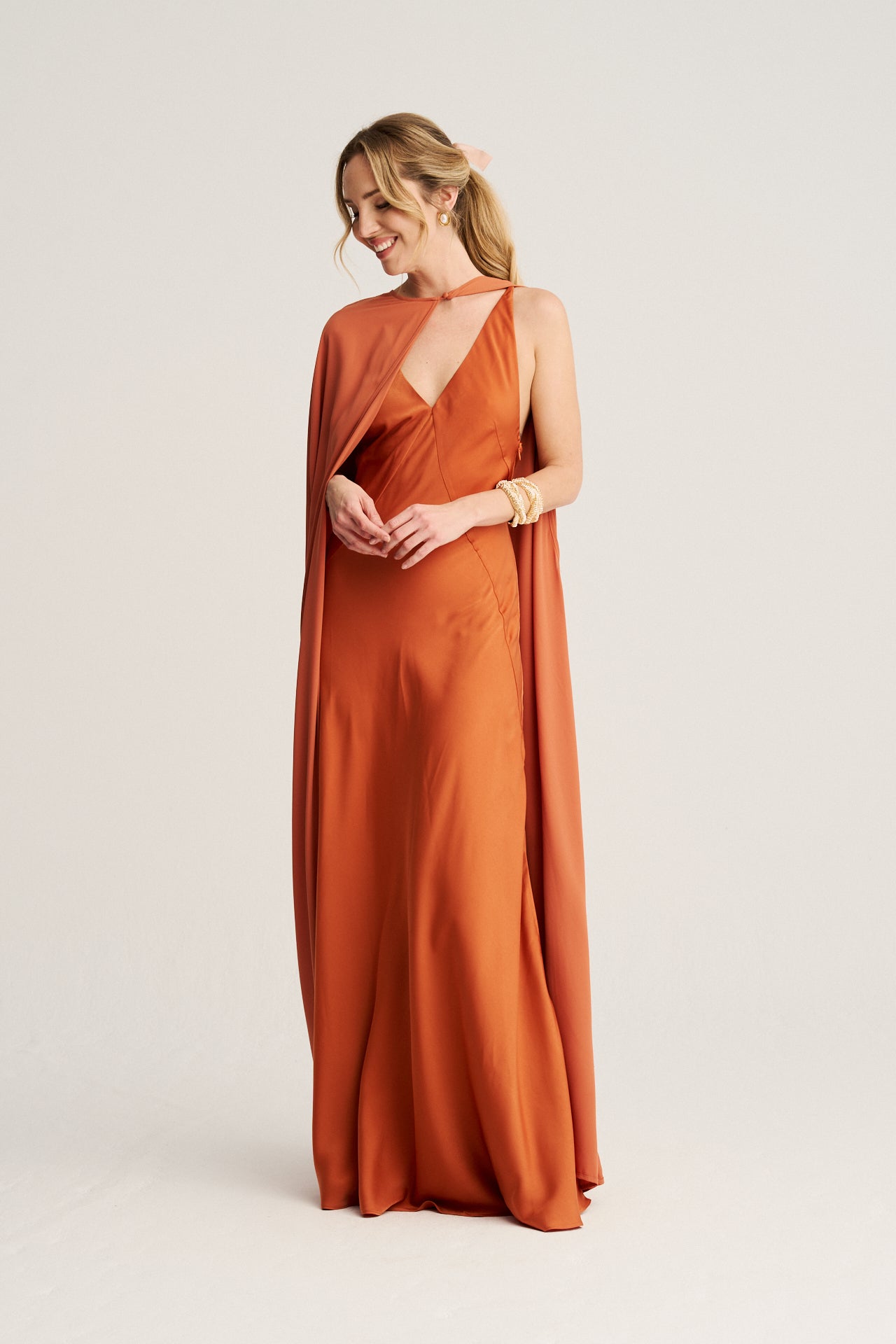 Vestido totalmente forrado con cierre de cremallera invisible para un acabado impecable.