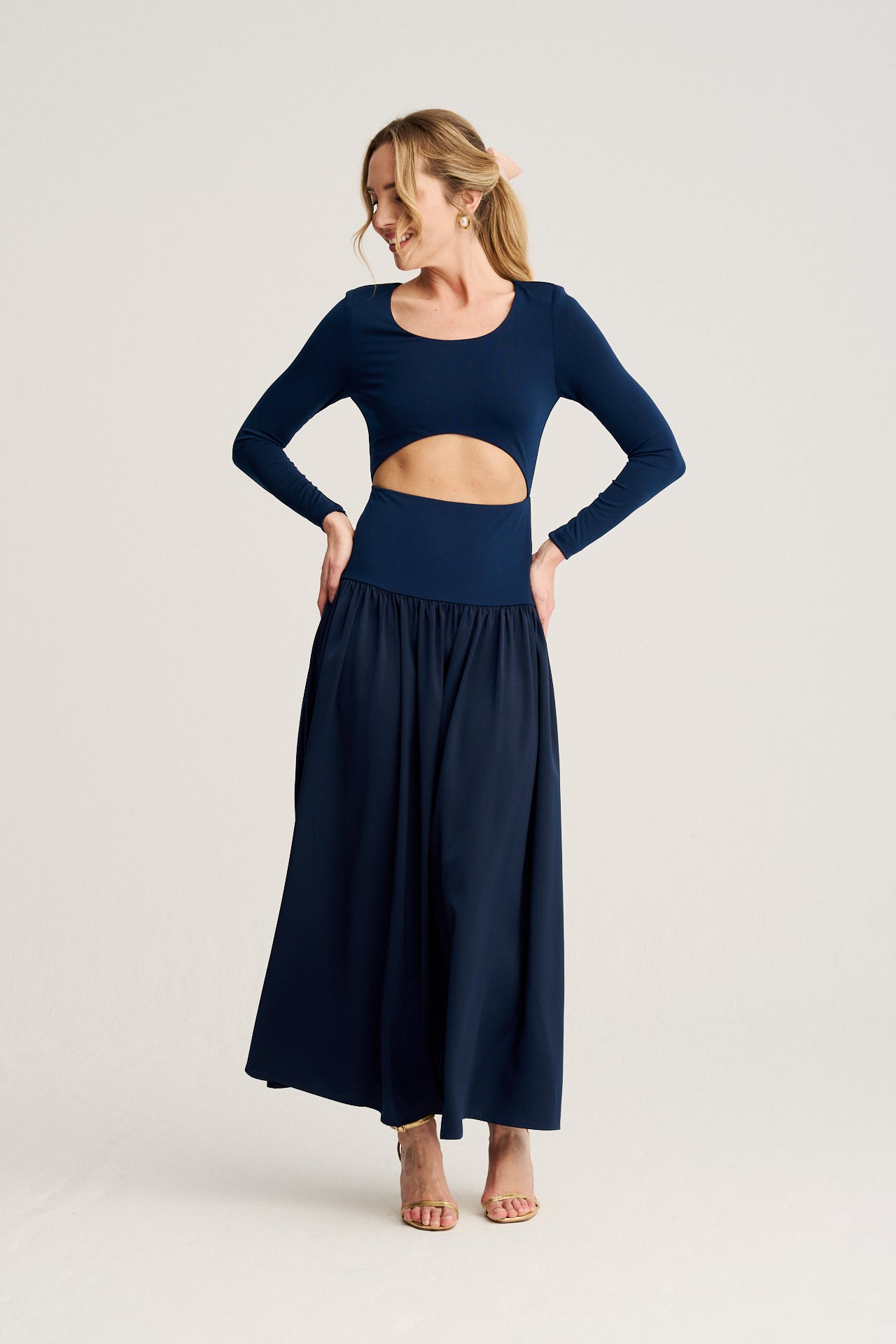 Falda fluida en satén con movimiento, ofreciendo comodidad y estilo durante todo el evento, perfecta para bodas, comuniones o bautizos.