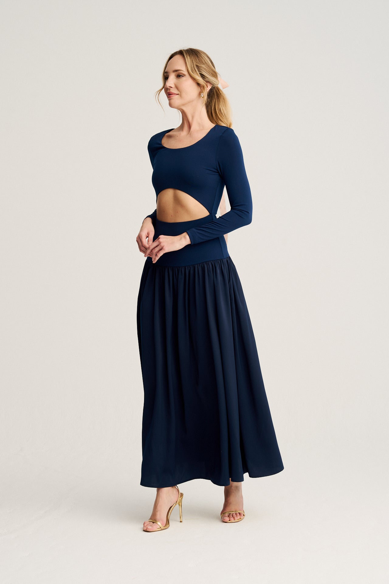 Vestido azul marino para invitada de boda, con un diseño exclusivo que combina punto de seda en el cuerpo y satén en la falda, ideal para eventos especiales.