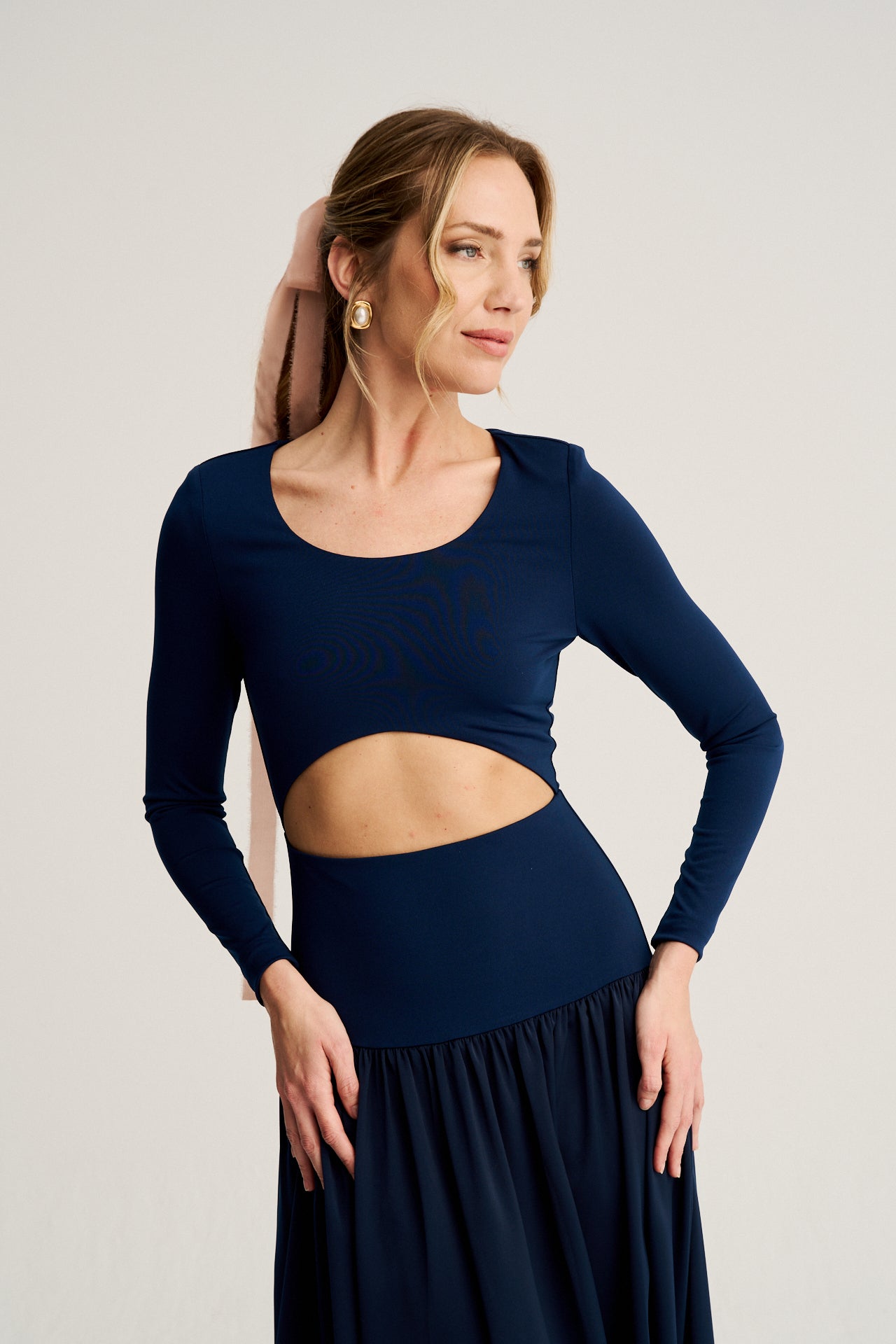 Vestido versátil para eventos formales, ideal para destacarte como invitada, asegurando una apariencia sofisticada y cómoda en ocasiones especiales.