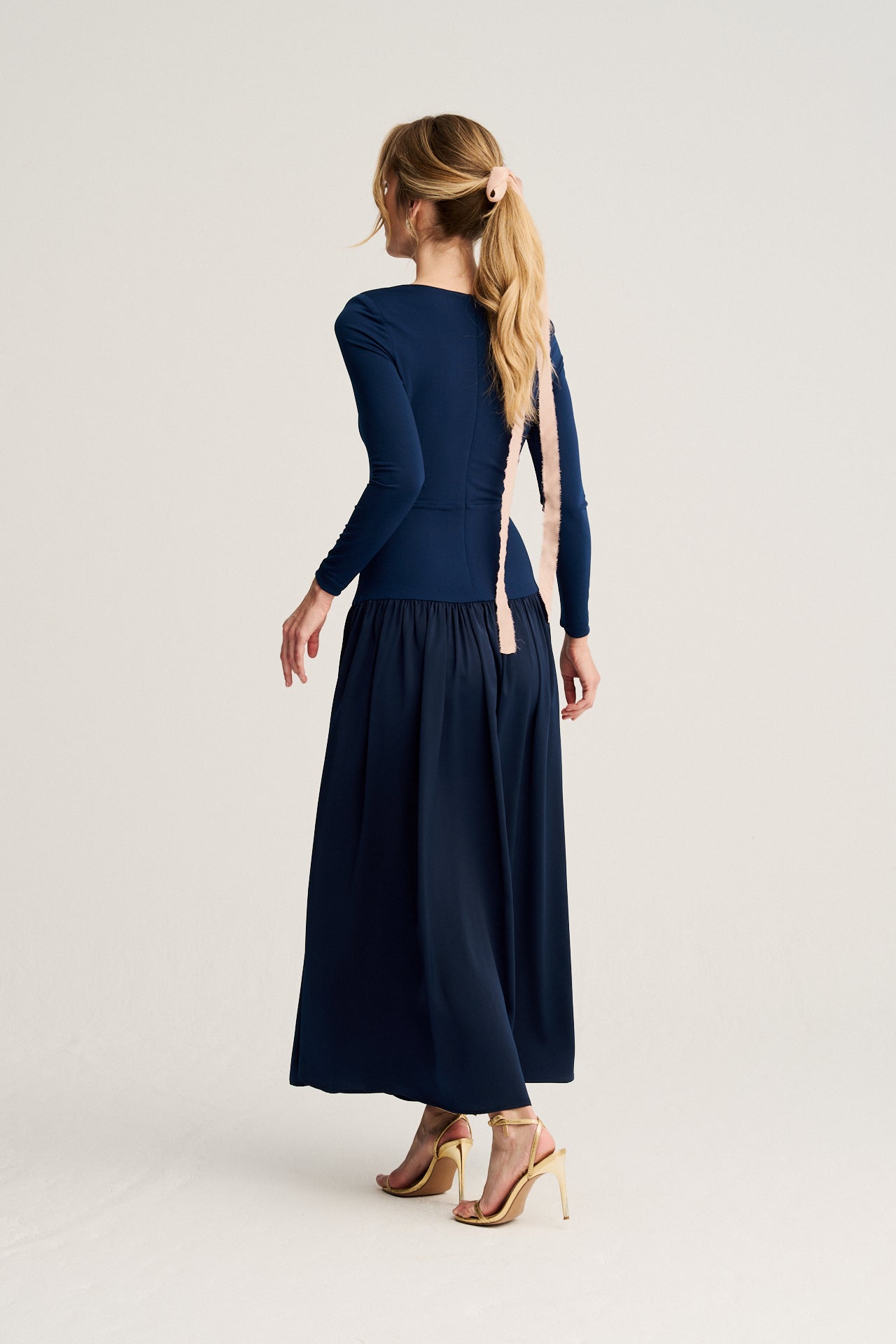 Color azul marino atemporal, un clásico que se adapta a cualquier temporada y se puede combinar fácilmente con accesorios dorados o plateados.