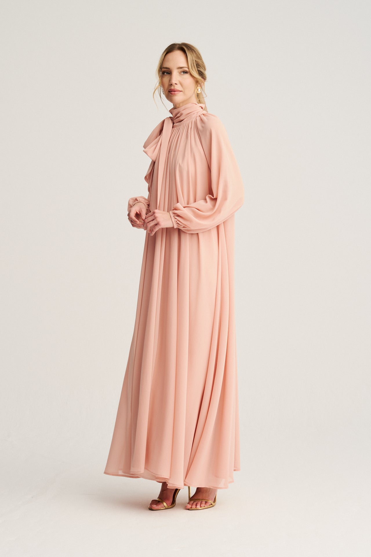 Composición en 100% poliéster de alta calidad, ofreciendo durabilidad y suavidad para una experiencia cómoda y sofisticada.