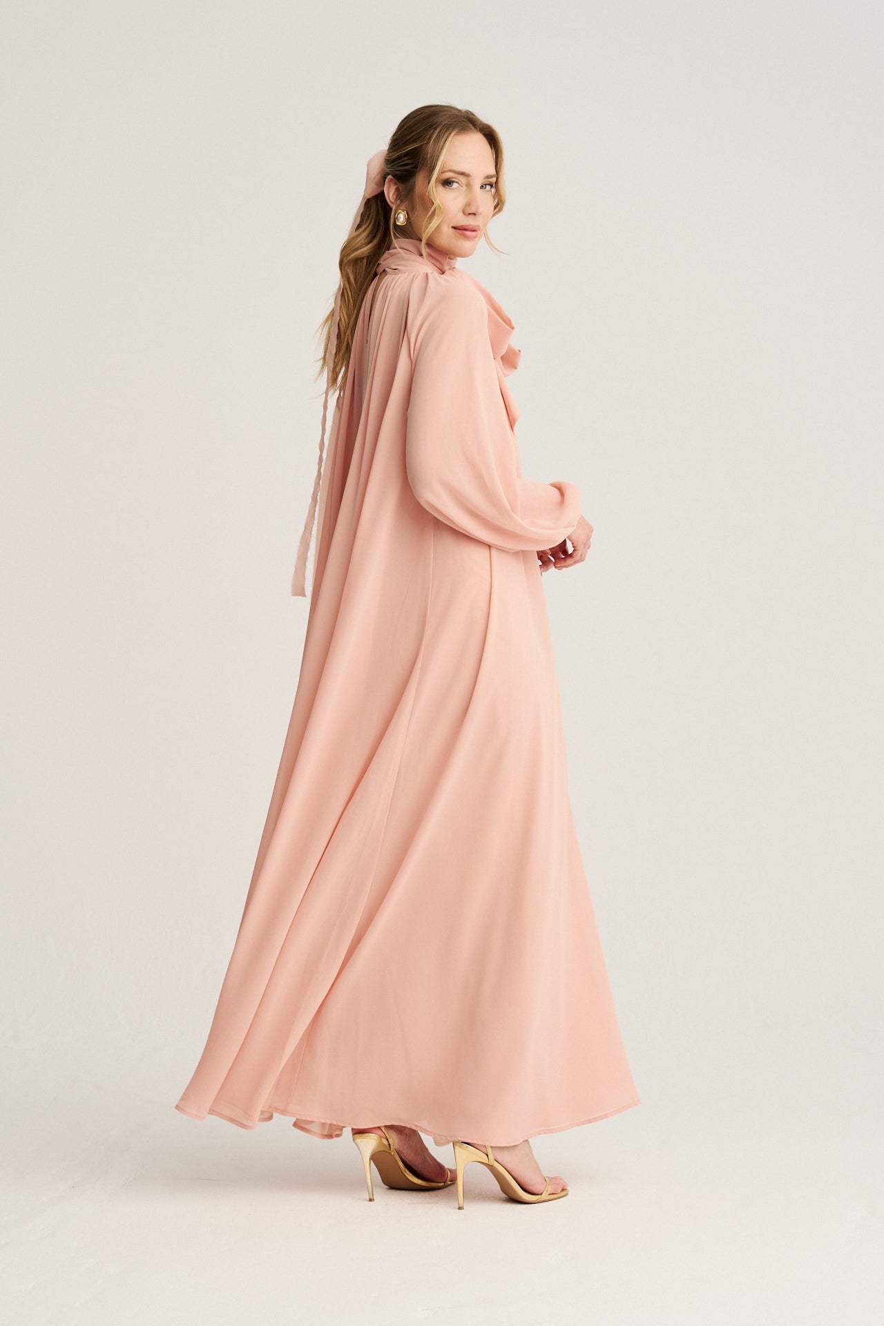 Slip dress interior incluido para mayor comodidad y cobertura, garantizando un ajuste perfecto durante toda la celebración.