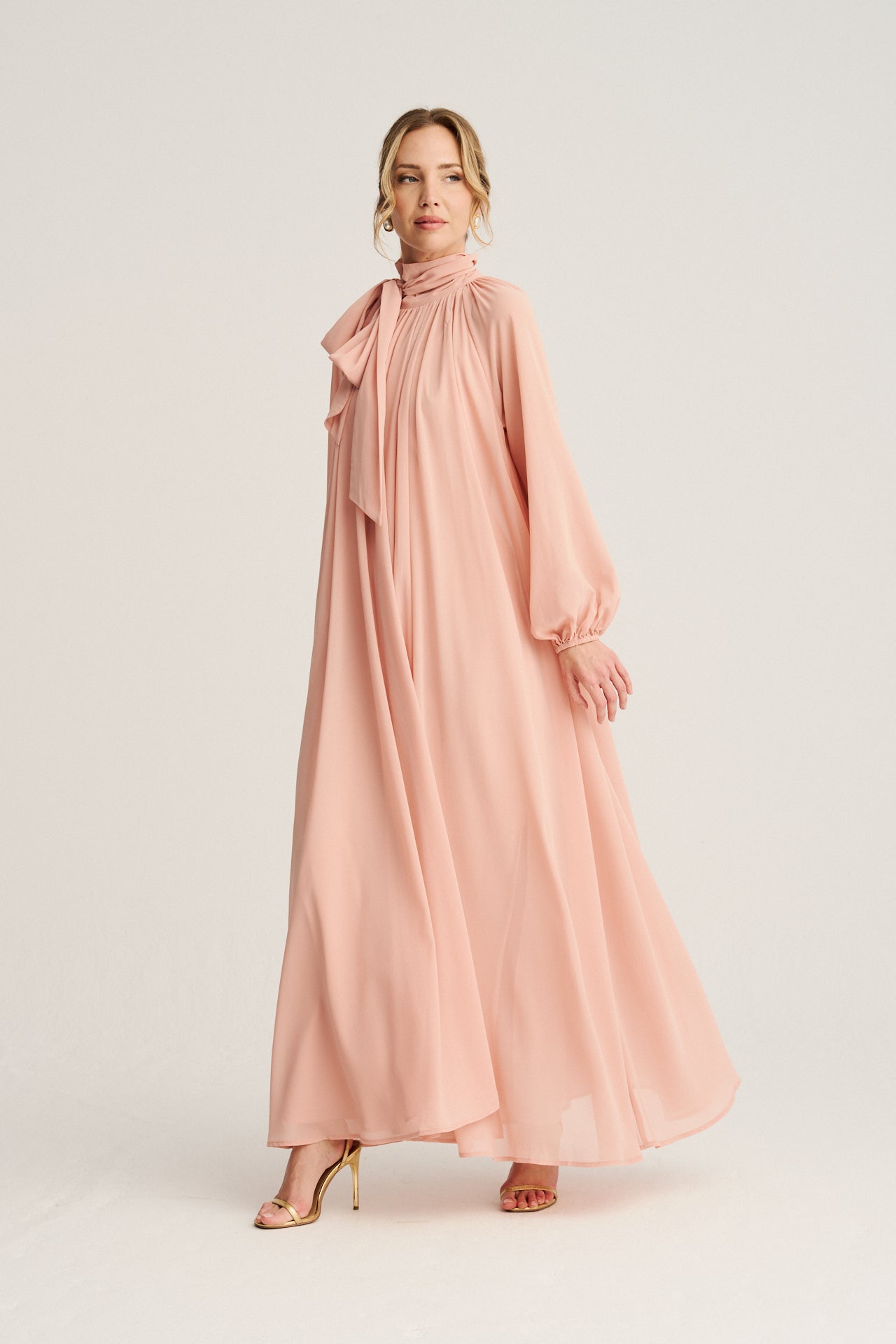 Vestido largo rosa empolvado de georgette, ideal para bodas, comuniones y bautizos, con una caída fluida que aporta elegancia y dulzura.