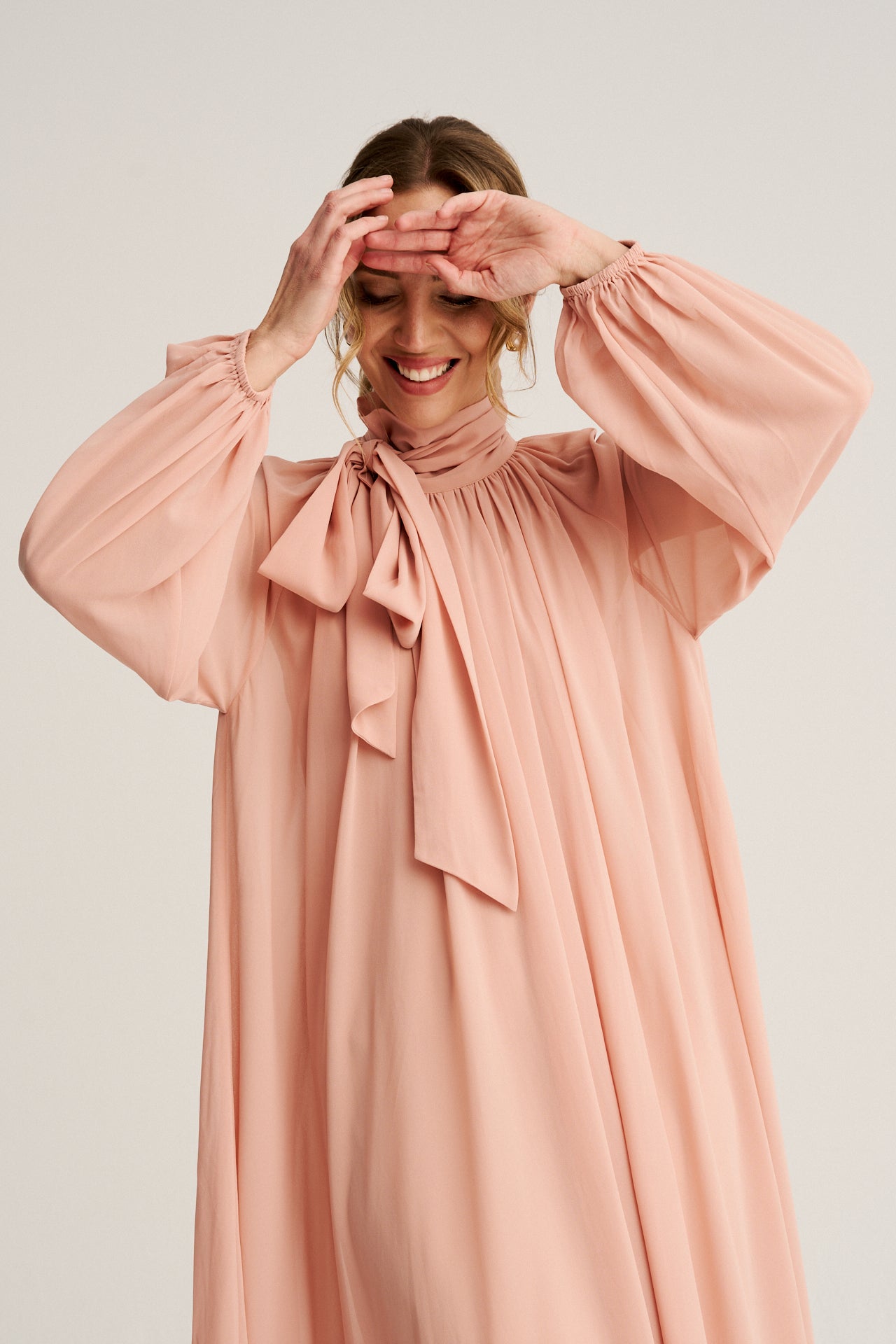 Diseño sofisticado con mangas abullonadas y cuello alto fruncido, perfectos para un look femenino y romántico en eventos especiales.