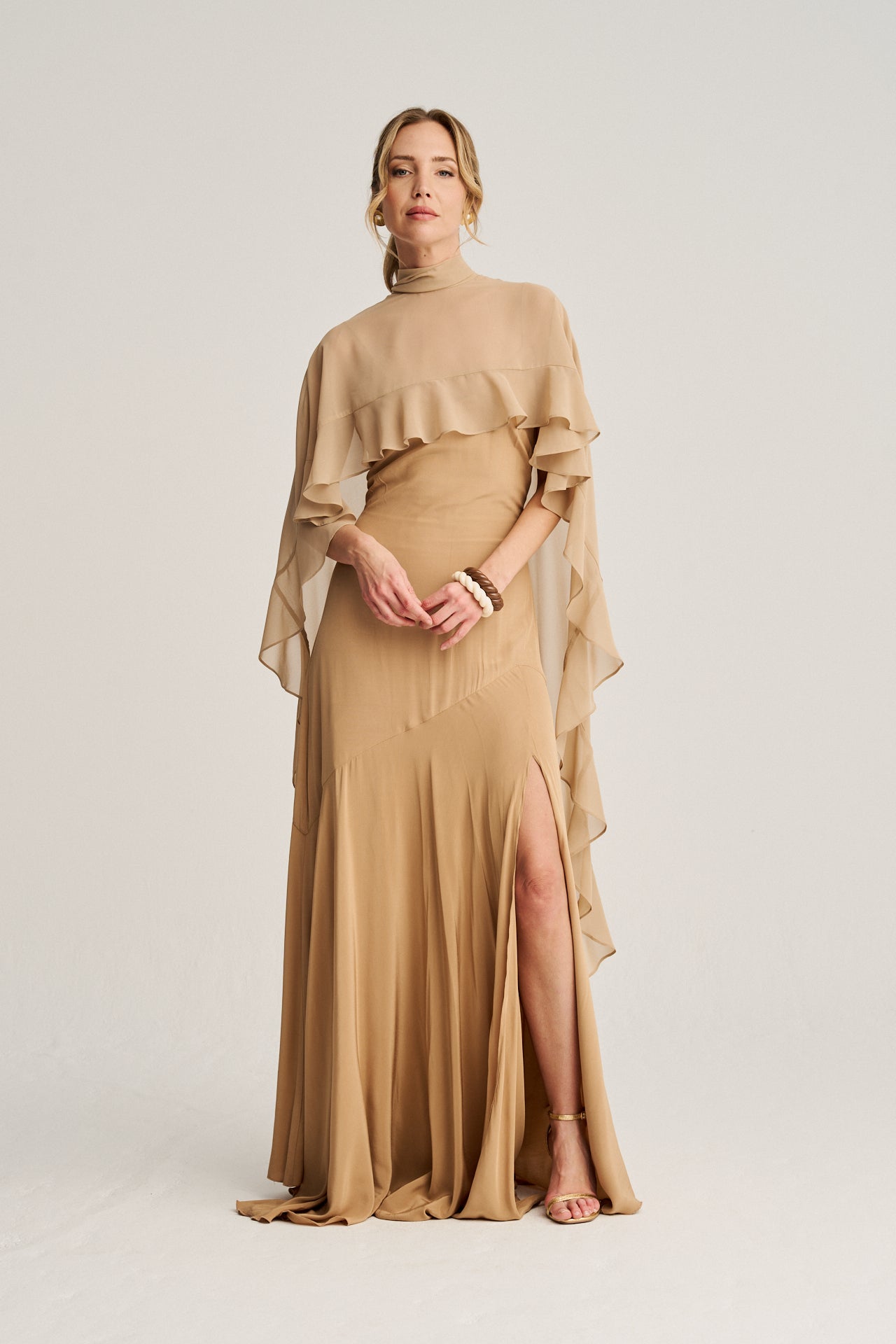 Vestido de invitada sofisticado en tono toffee, con escote profundo y lazadas ajustables que añaden un toque personal y elegante.