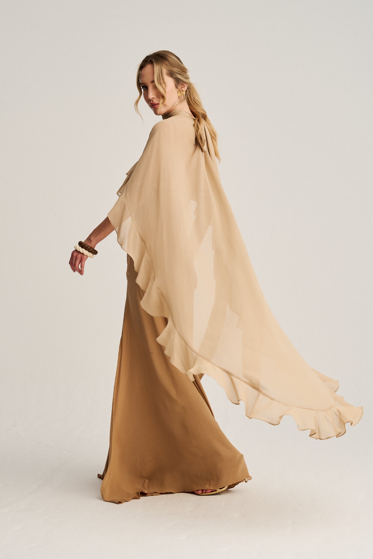 CAPA DE GASA Y VOLANTES PARA INVITADA