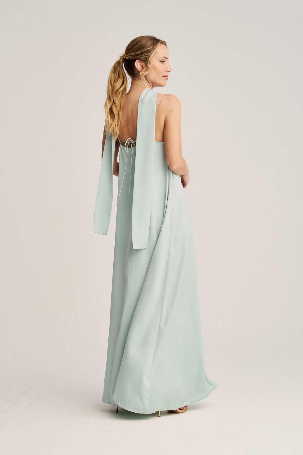 Vestido satinado azul claro con tirantes finos ajustables y accesorio bufanda para un estilo sofisticado.