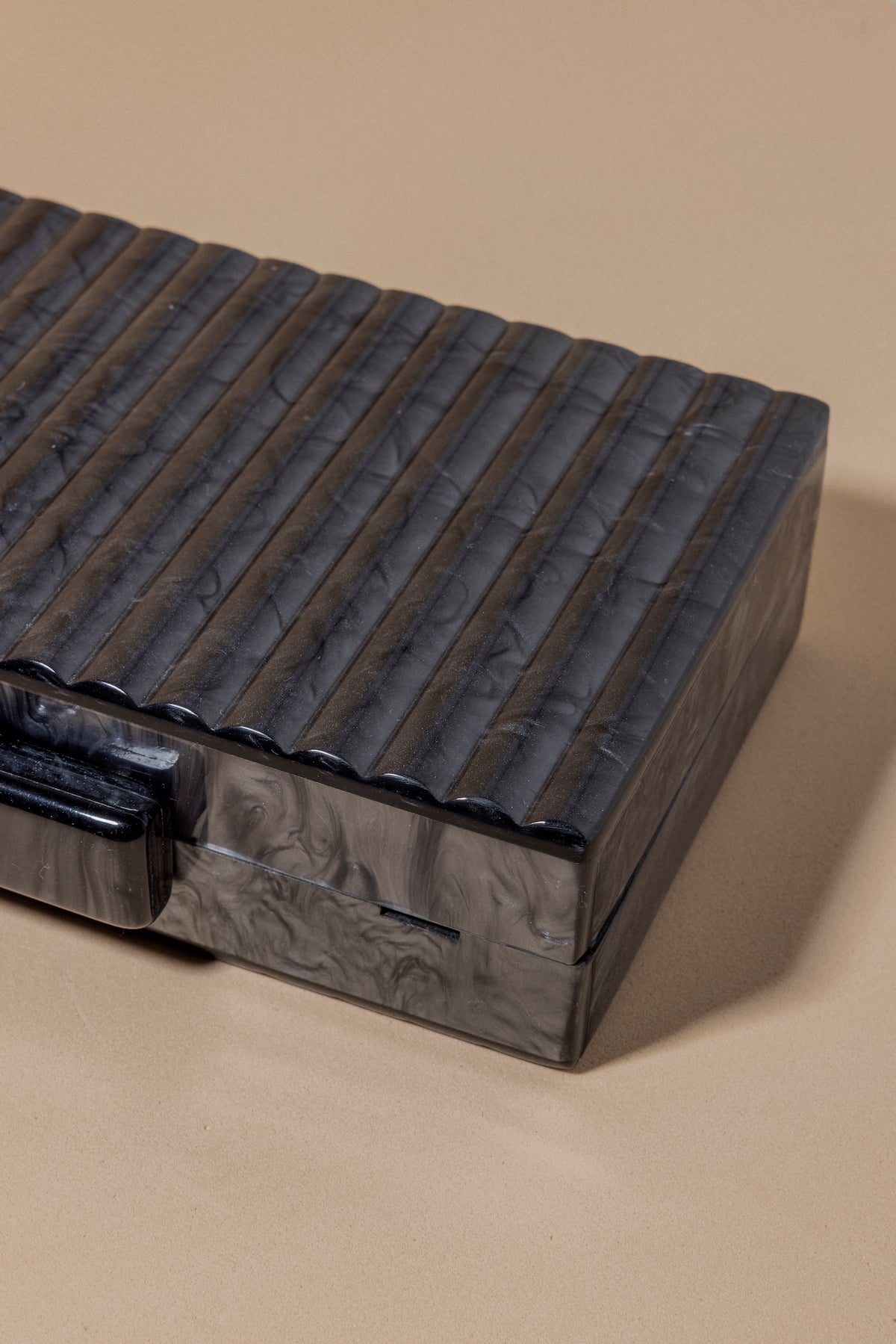 Clutch Box Dina Plomo · Wisteria · - Bruna