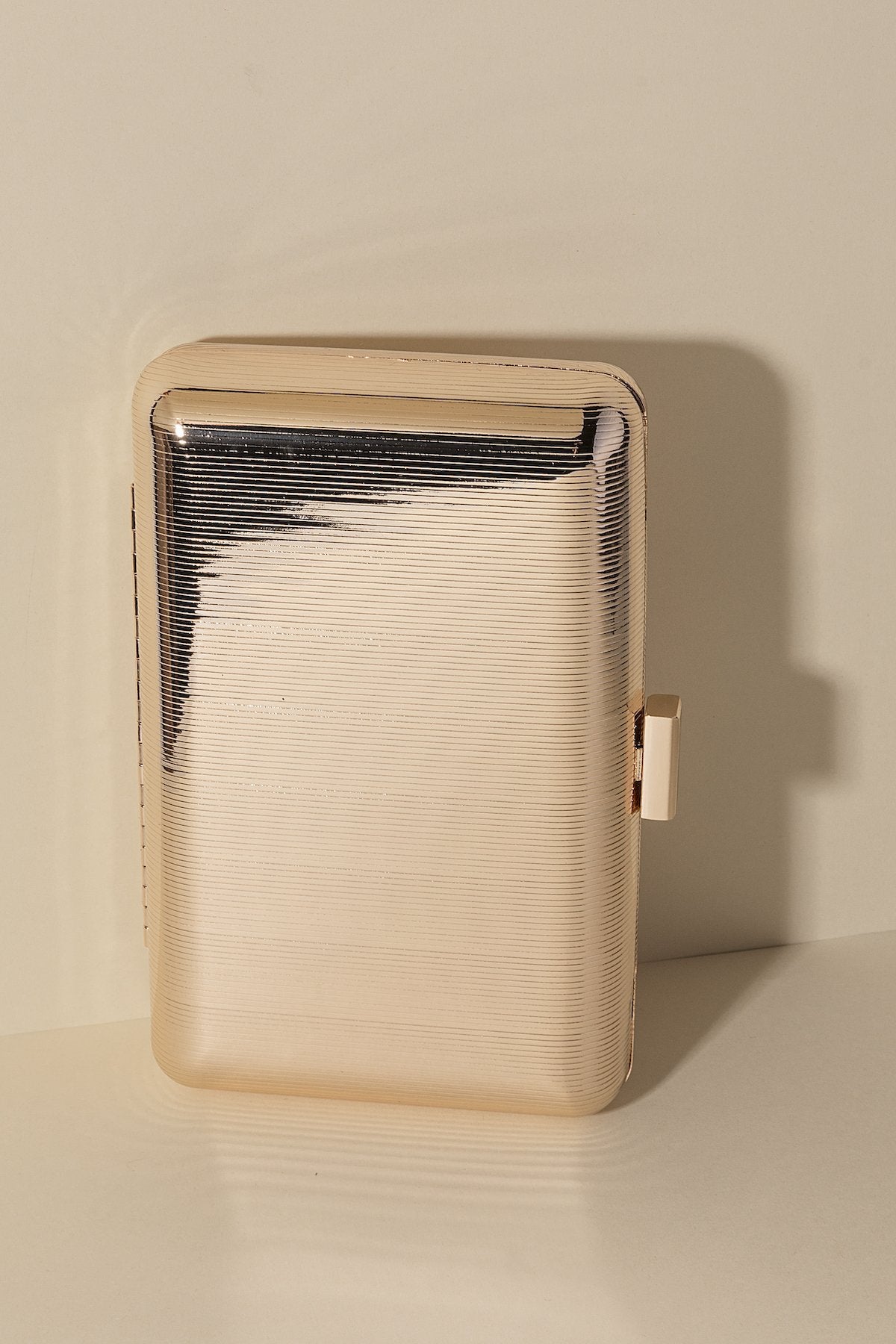 Clutch Box Dorado Gloria · Rivera · - Bruna