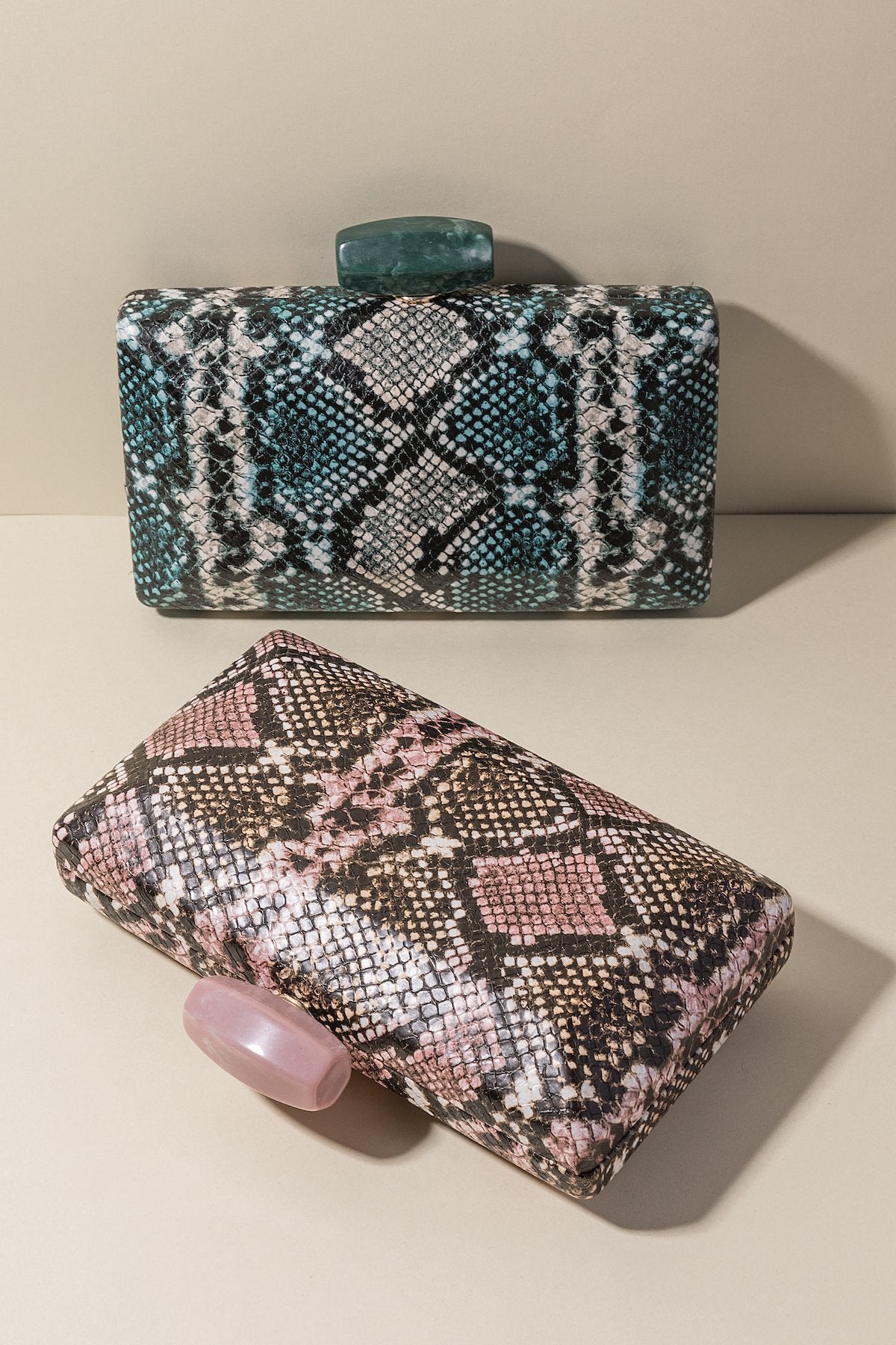 Clutch Box Lawrence Turquesa · Rivera · - Bruna