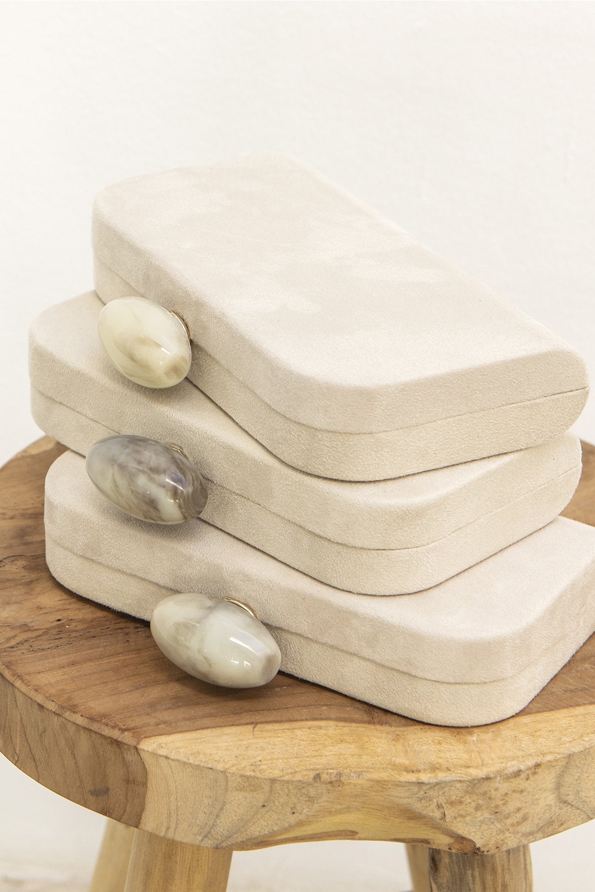 Clutch Ipanema Suede Hueso · Ipanema · - Bruna
