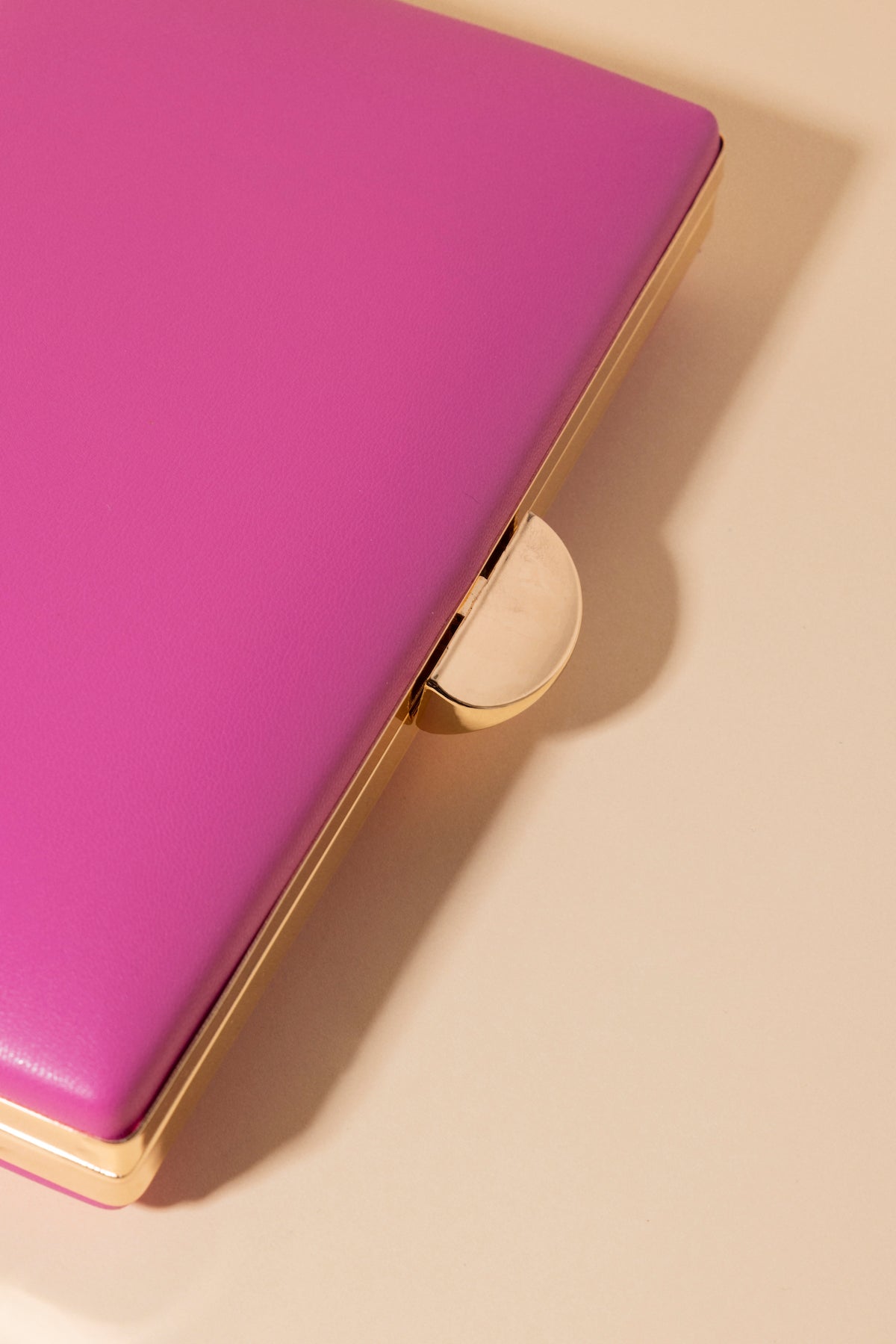 Clutch Iris Fucsia · Hamptons · - Bruna