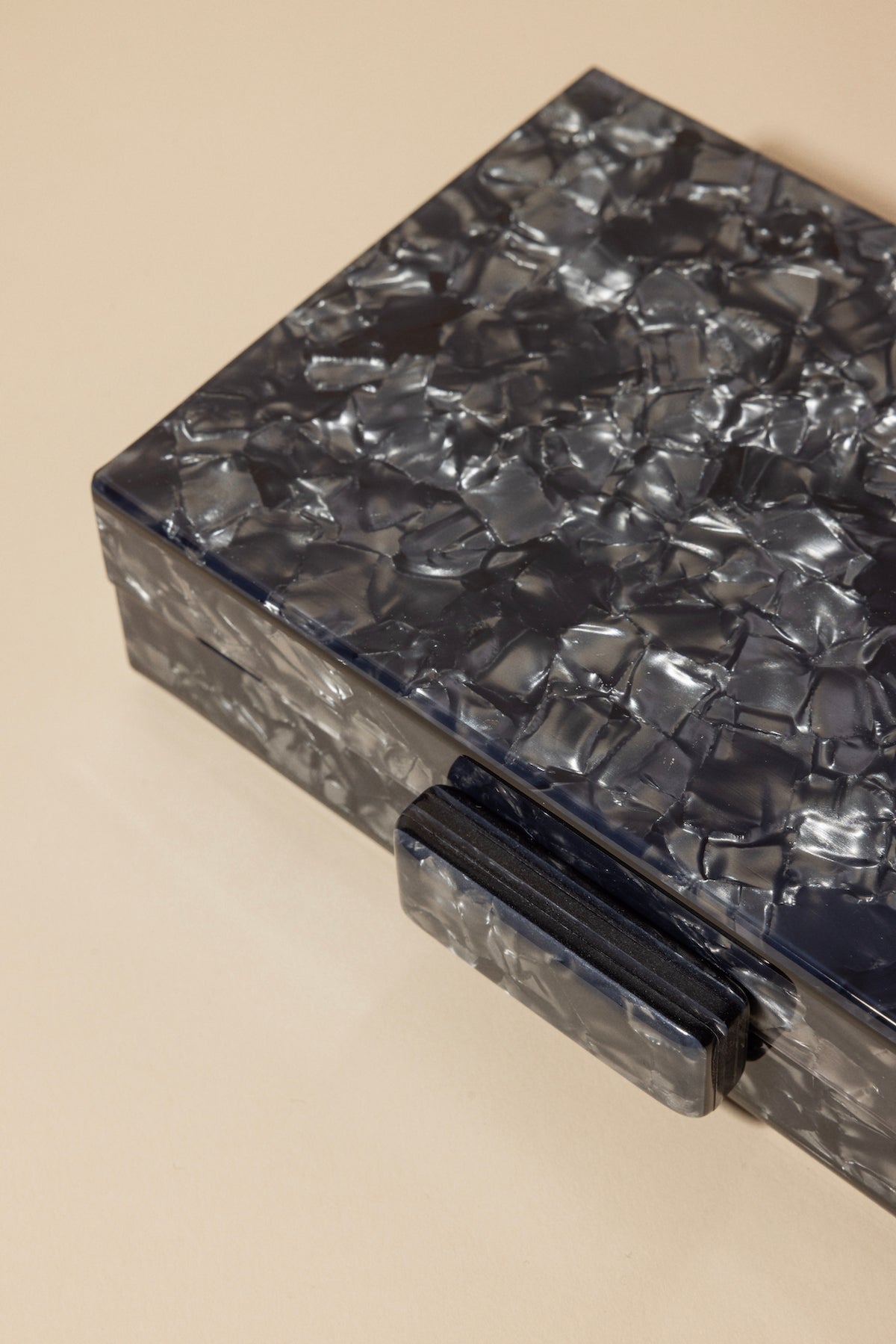 Clutch Lucila Gris · Le Jardin · - Bruna
