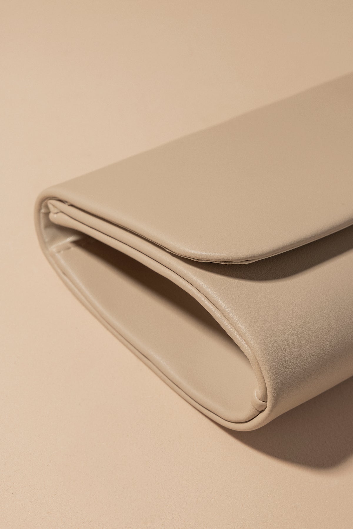 Clutch Mia Beige · Wisteria · - Bruna