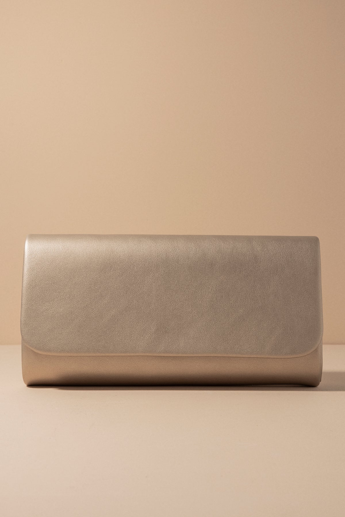 Clutch Mia Dorado · Wisteria · - Bruna