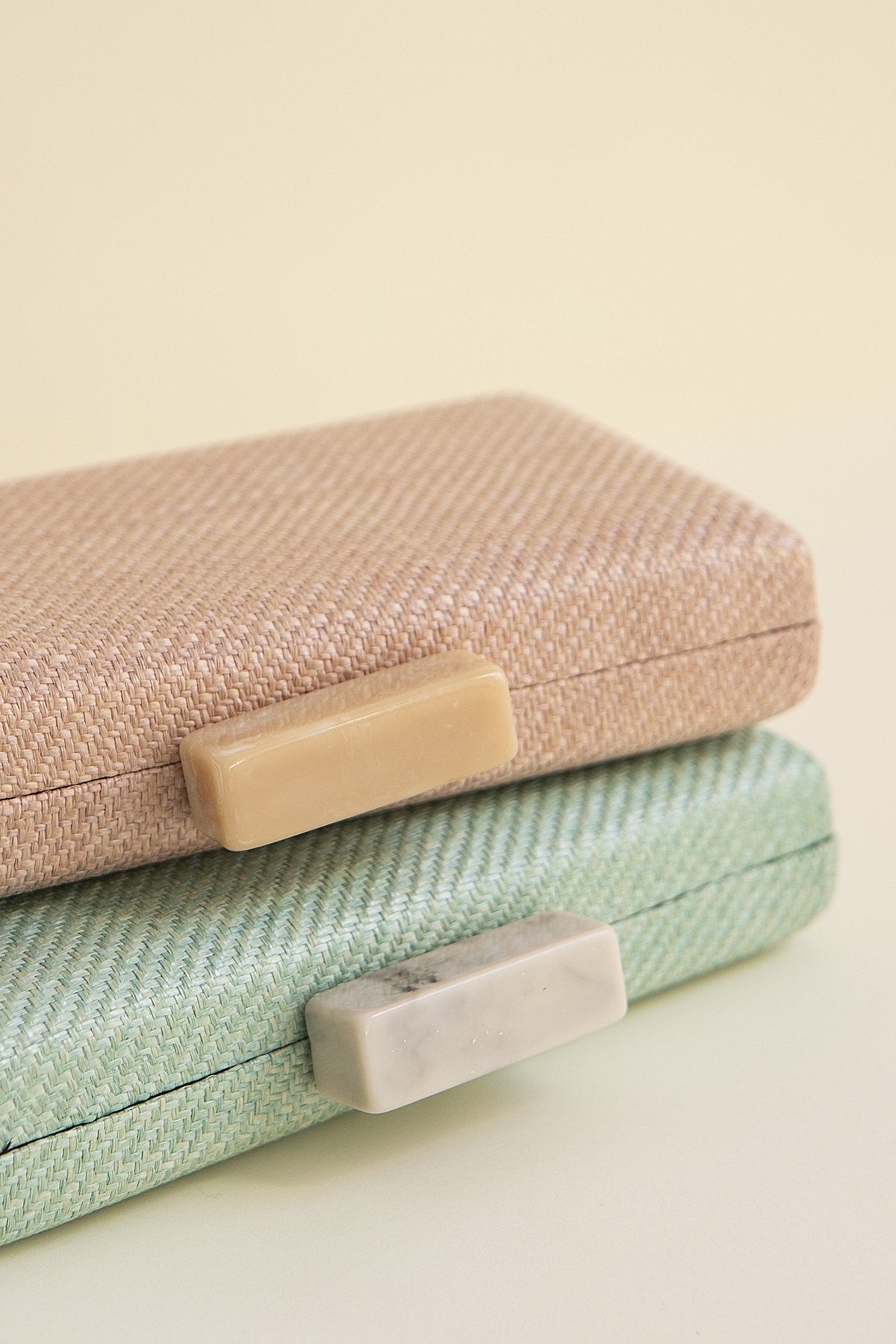 Clutch Slim Rafia Hueso Menta · Pretty in Pink · - Bruna
