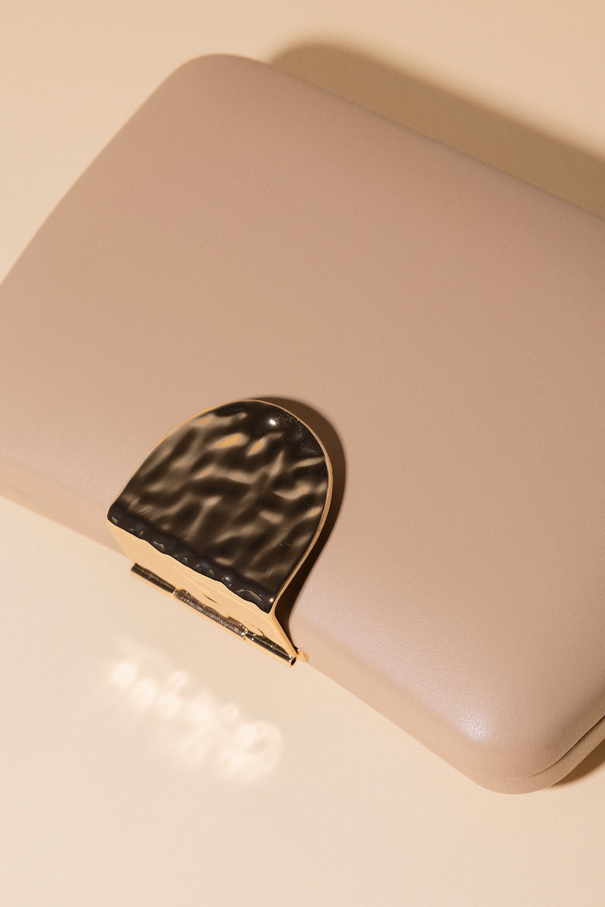 Clutch Zia Toffee · Hamptons · - Bruna