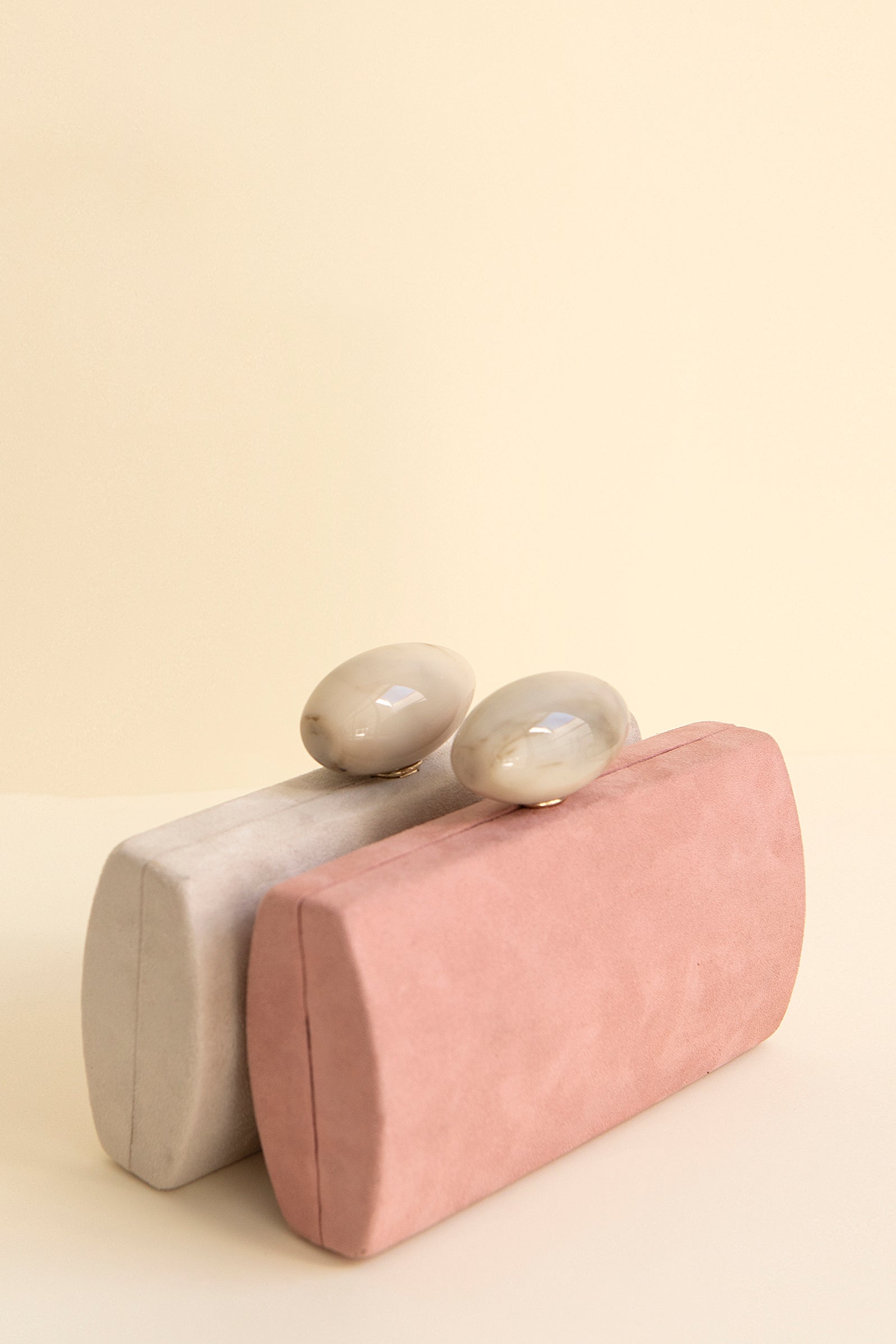 Clutch Oval Hueso Suede Rosa Spring20 - brunacoleccion bruna invitadaperfecta invitadaboda invitadabruna boda guest wedding