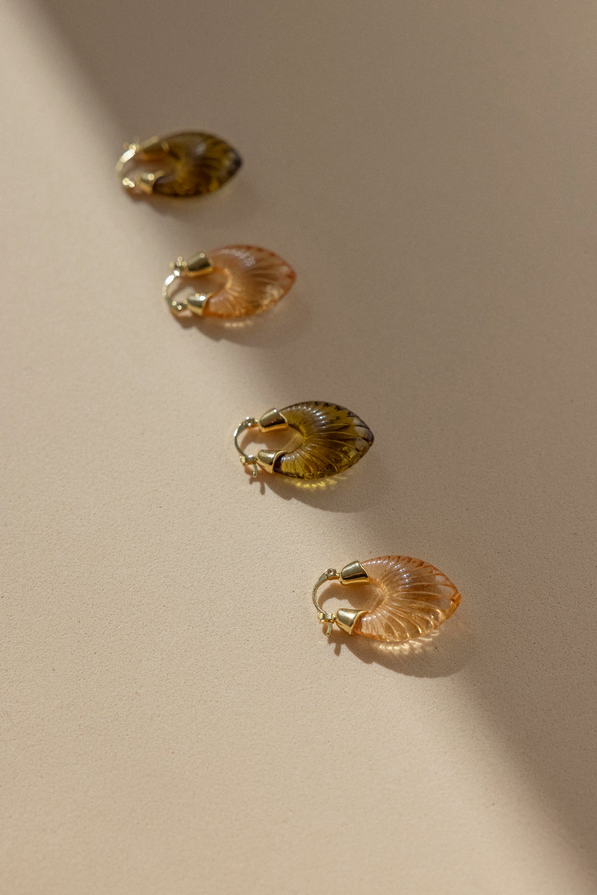 Pendientes Glossy Shell Caramel · Wisteria · - Bruna