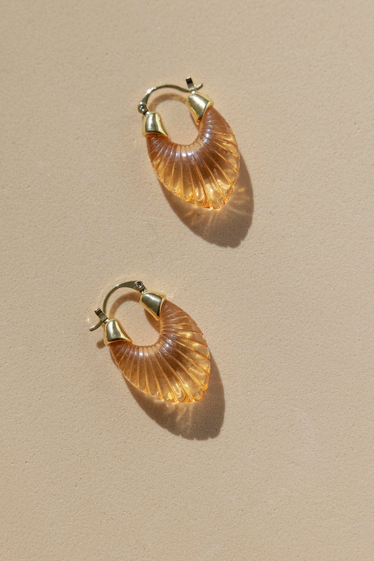 Pendientes Glossy Shell Caramel · Wisteria · - Bruna