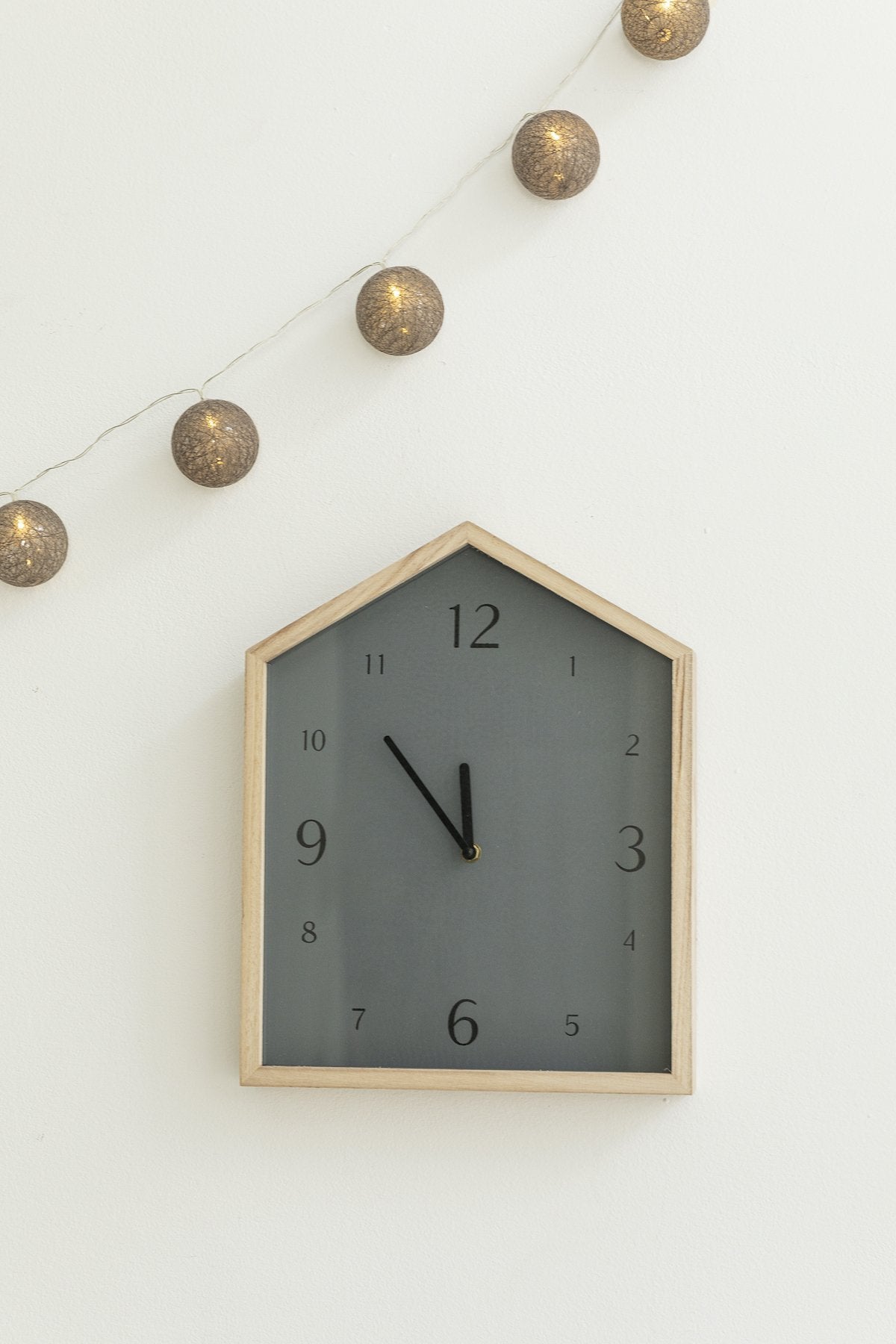 Reloj Casita Gris · Deco · - Bruna