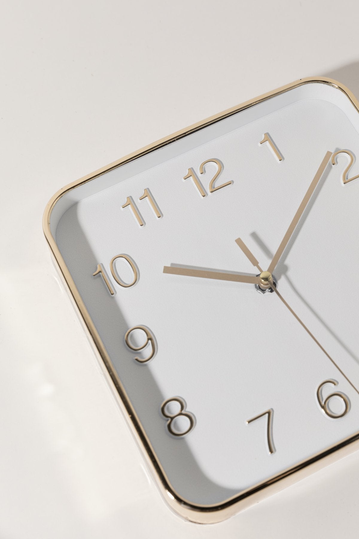 Reloj Oro Cuadrado · Deco · - Bruna