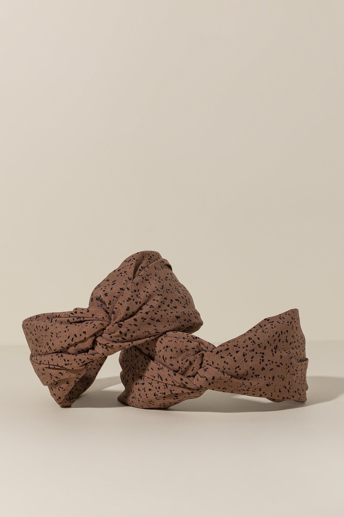 Turbante Manchitas Toffee/Negro · Rivera · - Bruna