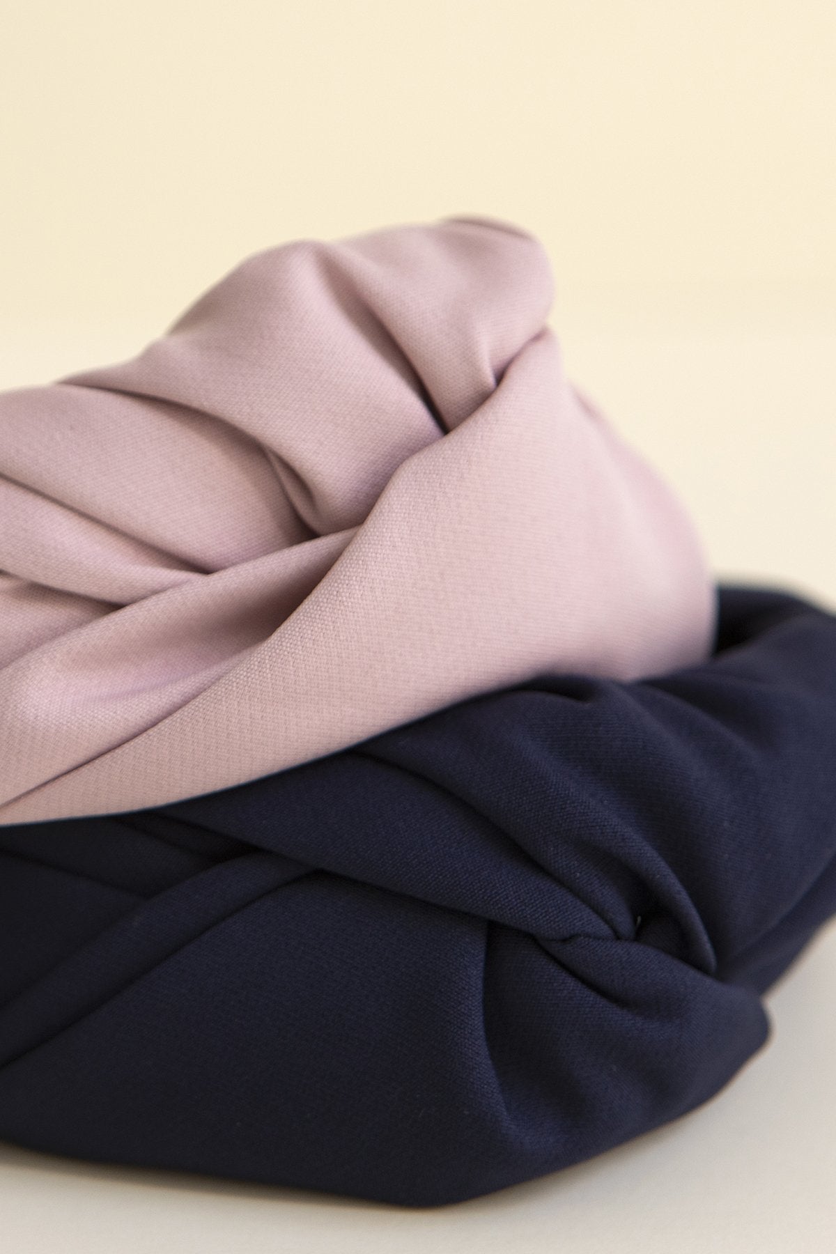 Turbante Nudo Azul Marino · Pretty in Pink · - Bruna