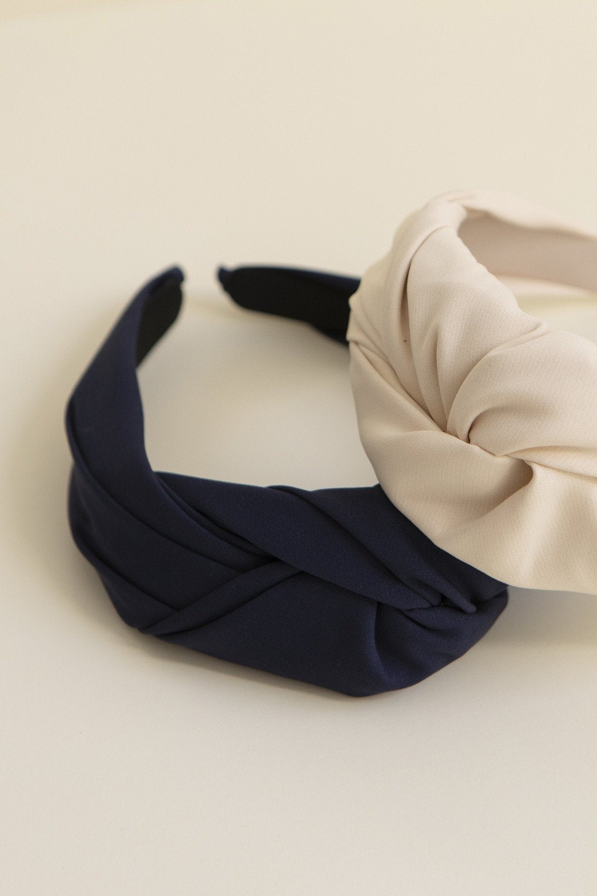 Turbante Nudo Azul Marino · Pretty in Pink · - Bruna