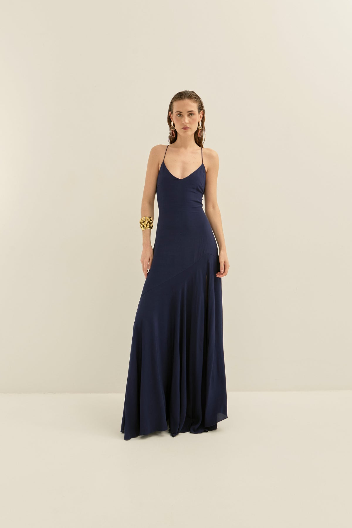Vestido Augusta azul marino y capa Danielle navy de Bruna, look de invitada de noche