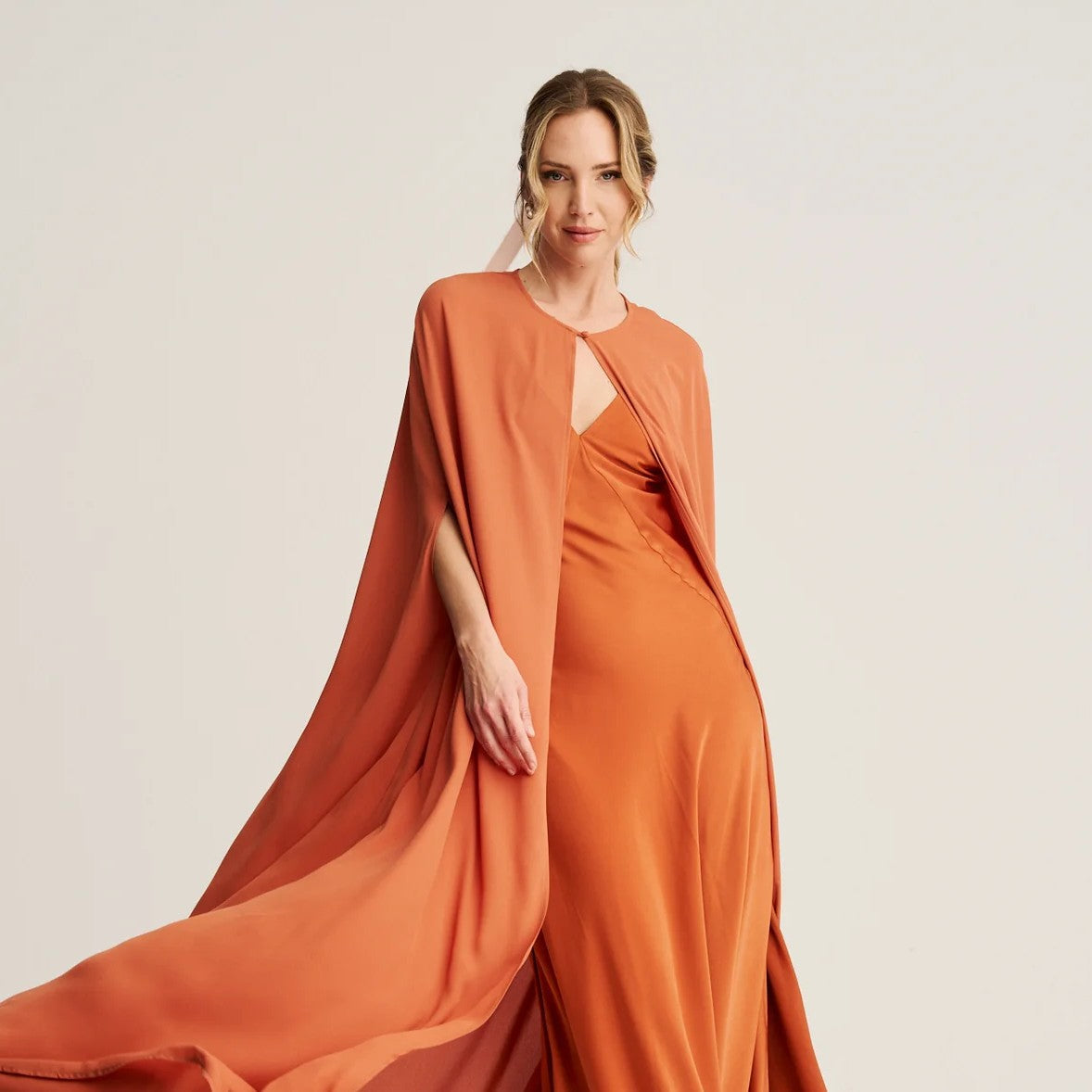 Cómo abrigarte en una boda sin perder estilo