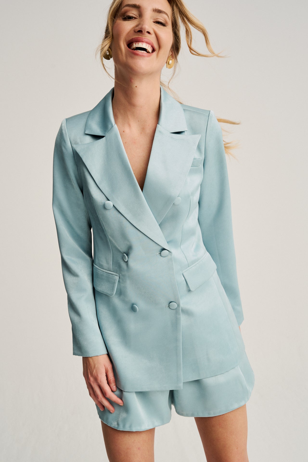 Blazer cruzado en tejido Mikado con solapas marcadas y botones forrados a mano, inspirado en la moda de los años 70.