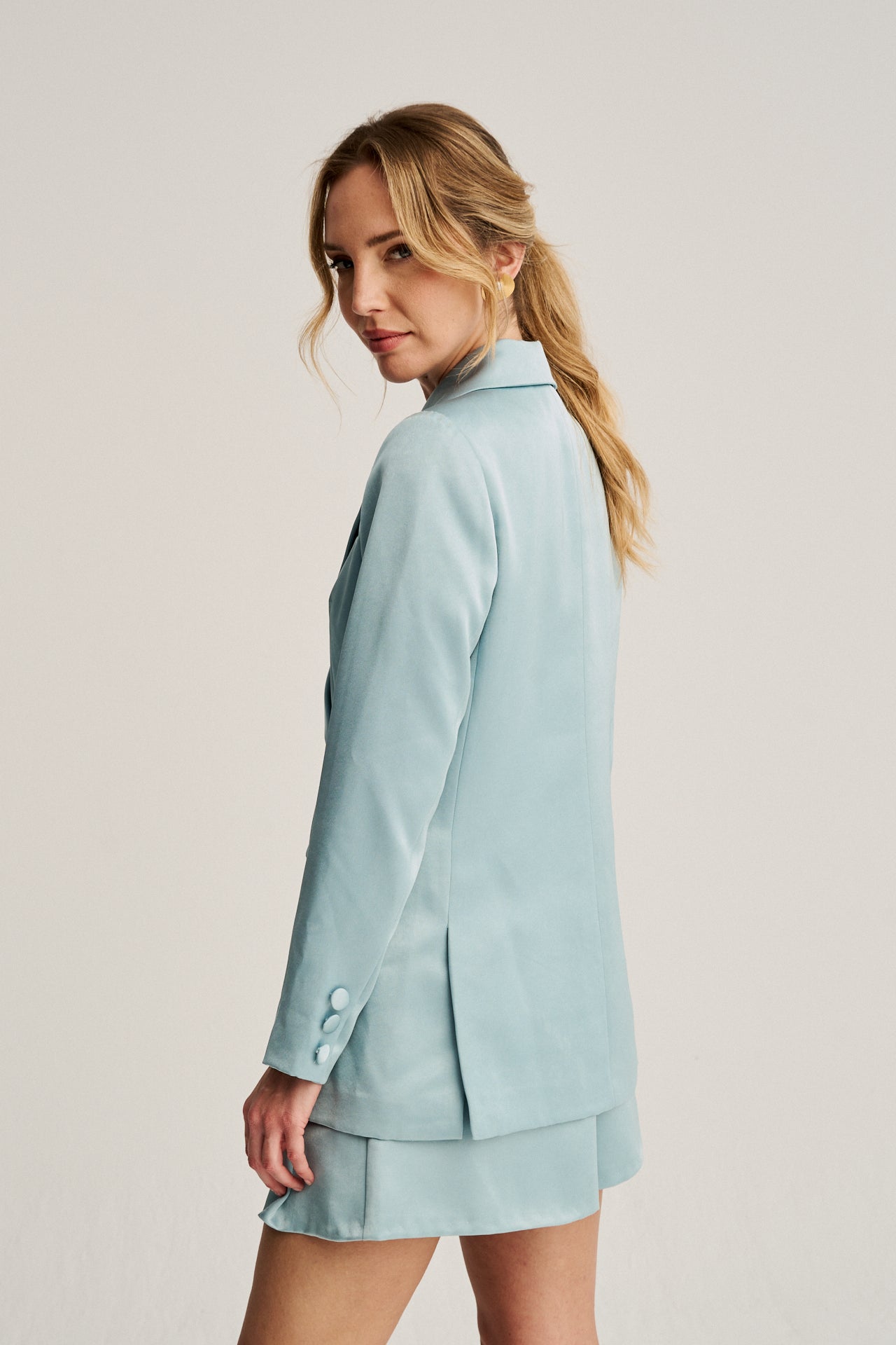 Americana cruzada de Mikado con estructura elegante, acabado lustroso y ajuste favorecedor para un look sofisticado.