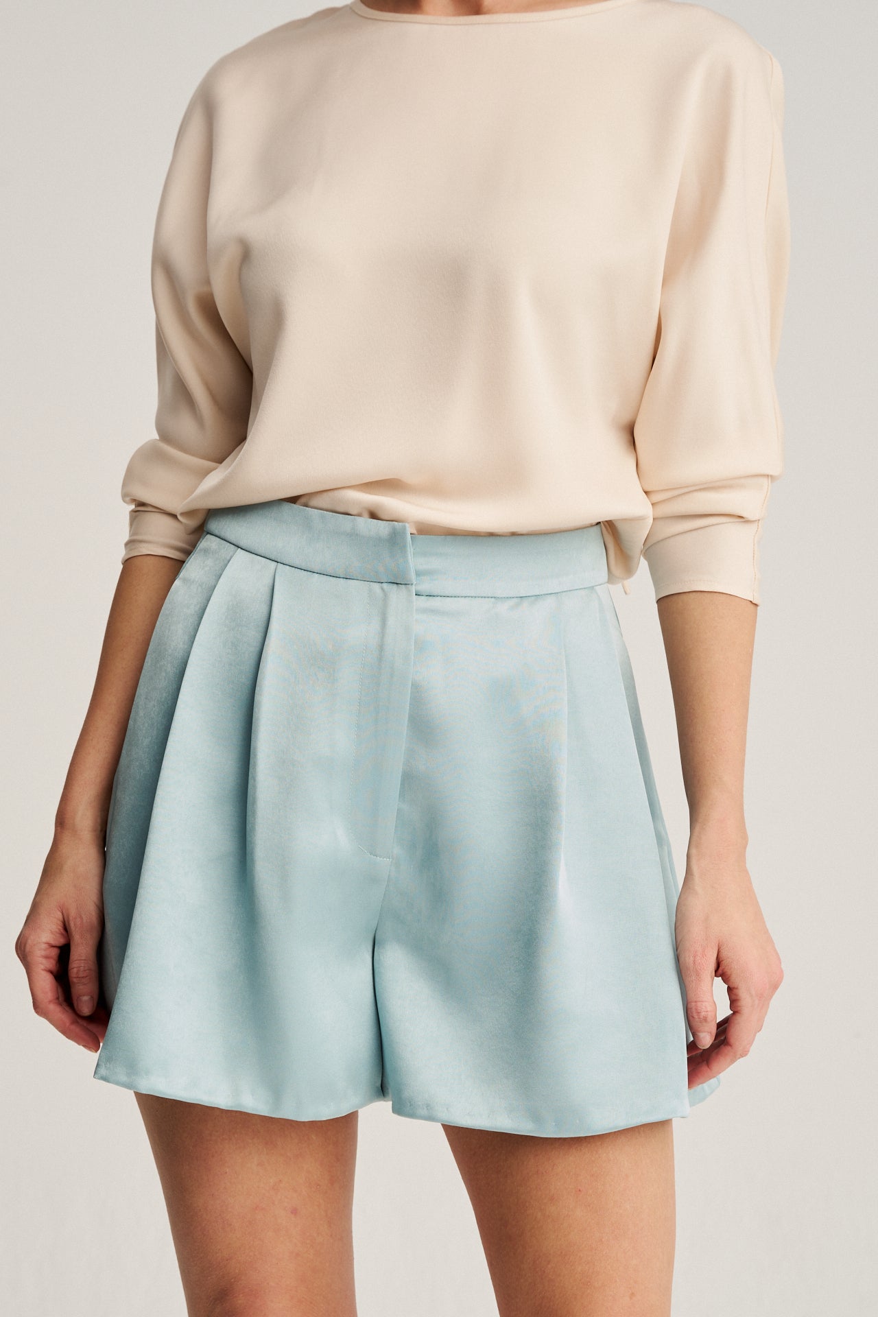 Pantalón o bermuda en Mikado con corte acampanado, ideal para un look sofisticado y elegante en eventos formales.