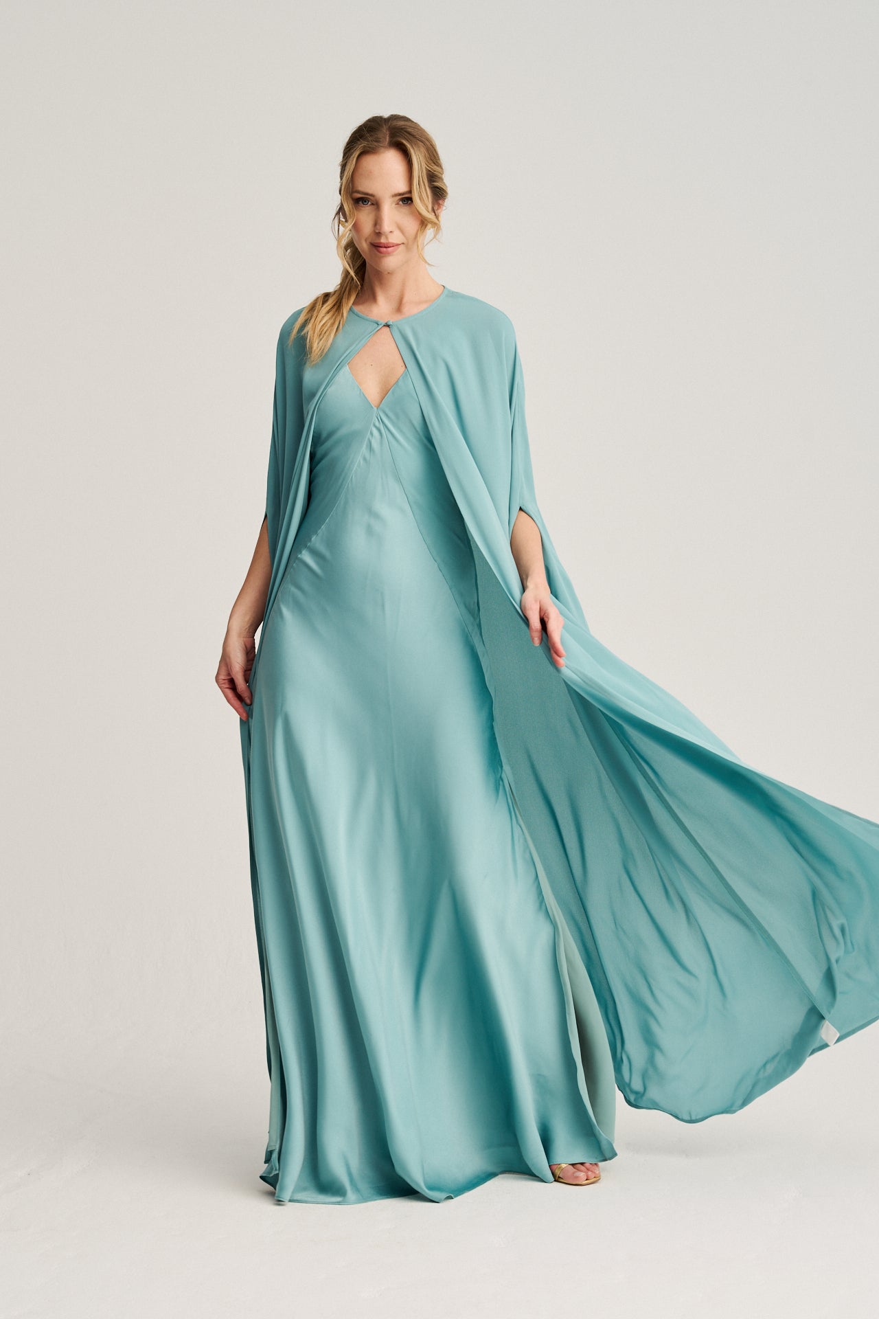 Vestido largo azul para bodas y eventos con diseño sofisticado, tejido reciclado y caída fluida.