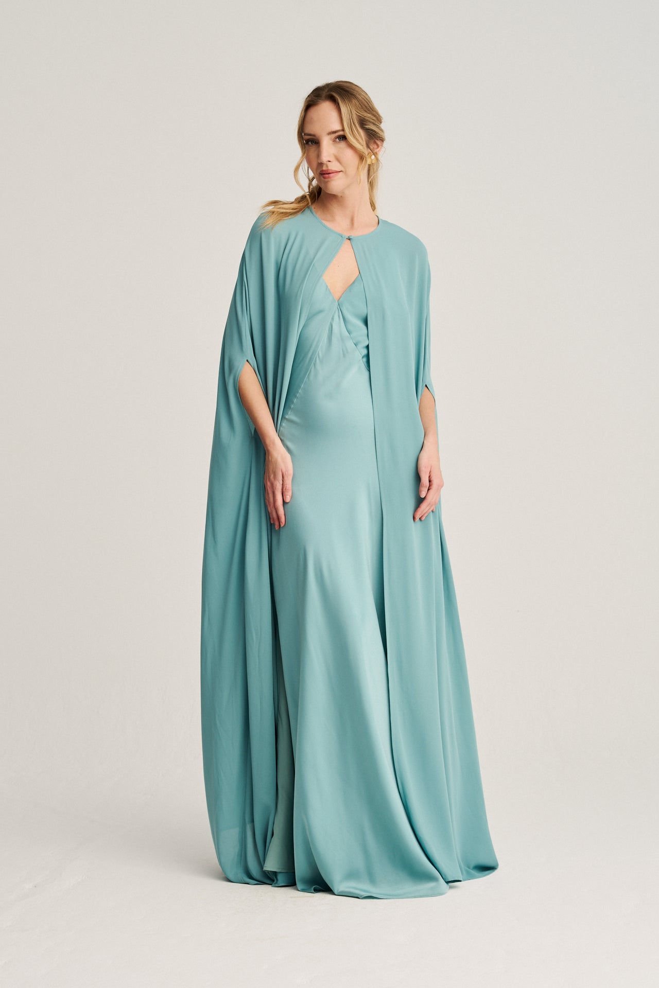 Confeccionada en gasa de alta calidad, esta capa ligera y fluida ofrece un toque elegante y un movimiento natural a la prenda.