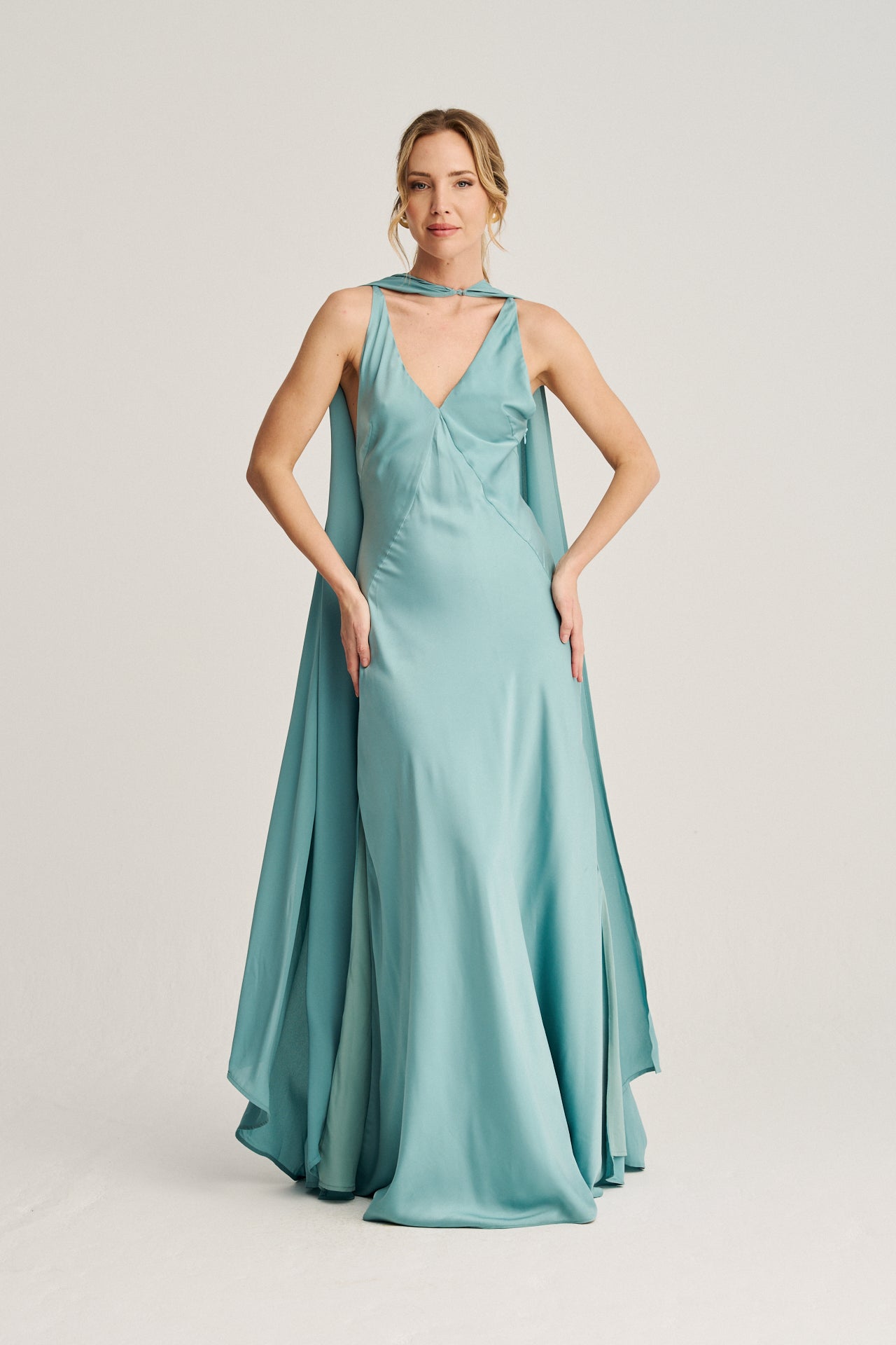 Vestido largo azul turquesa de crepé satinado reciclado con tirantes cruzados y escote en la espalda.