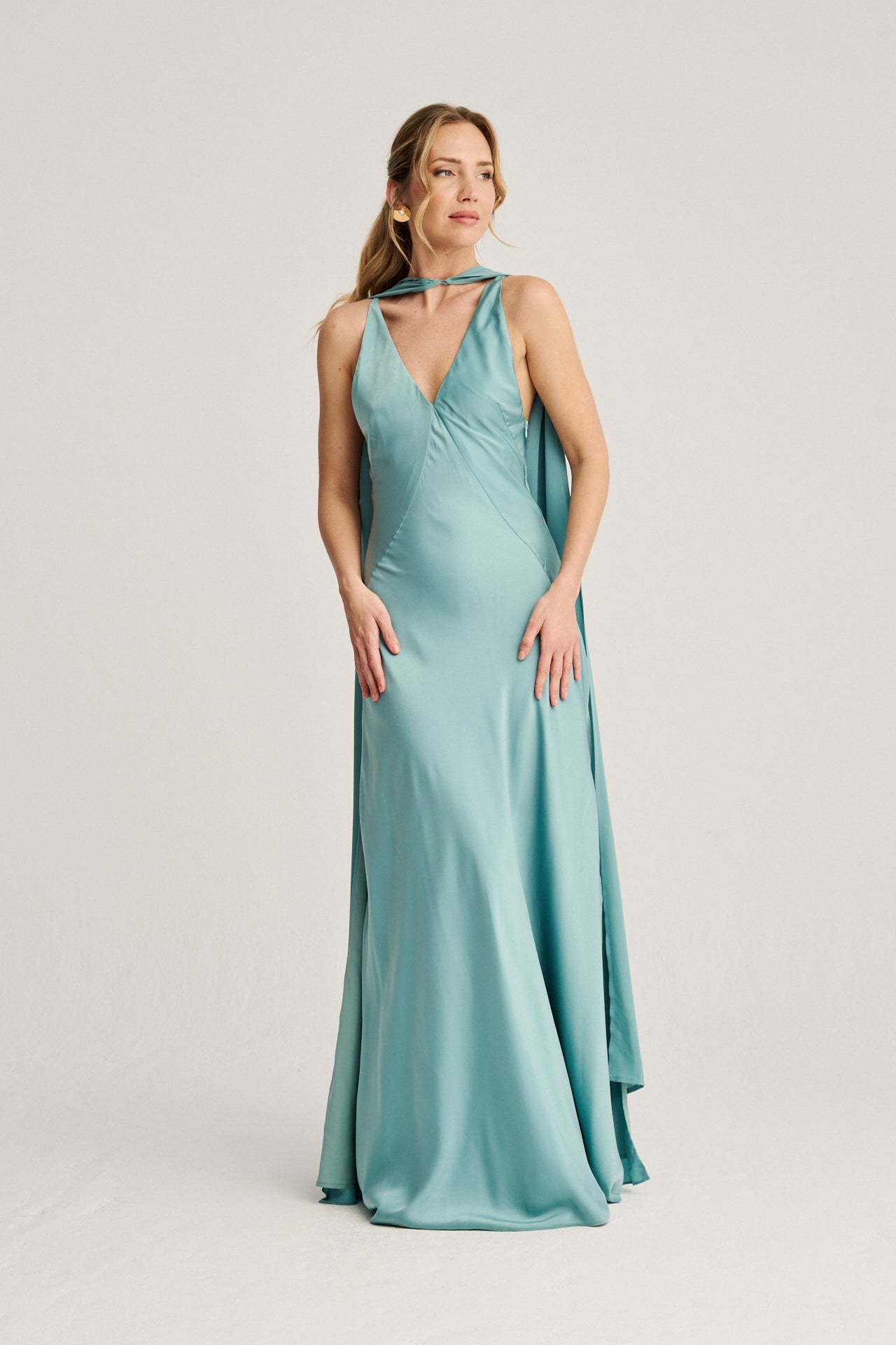 Vestido de fiesta azul turquesa con tejido reciclado, escote en la espalda y cierre invisible.