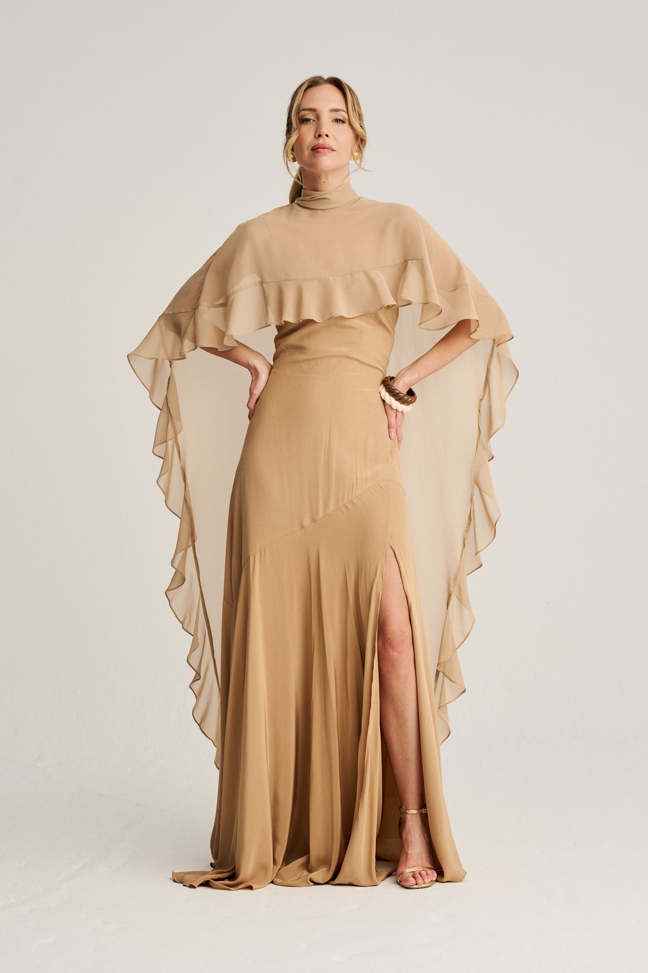 Vestido de invitada sofisticado en color toffee caramelo, con un corte asimétrico y lazadas de seda para un ajuste perfecto.