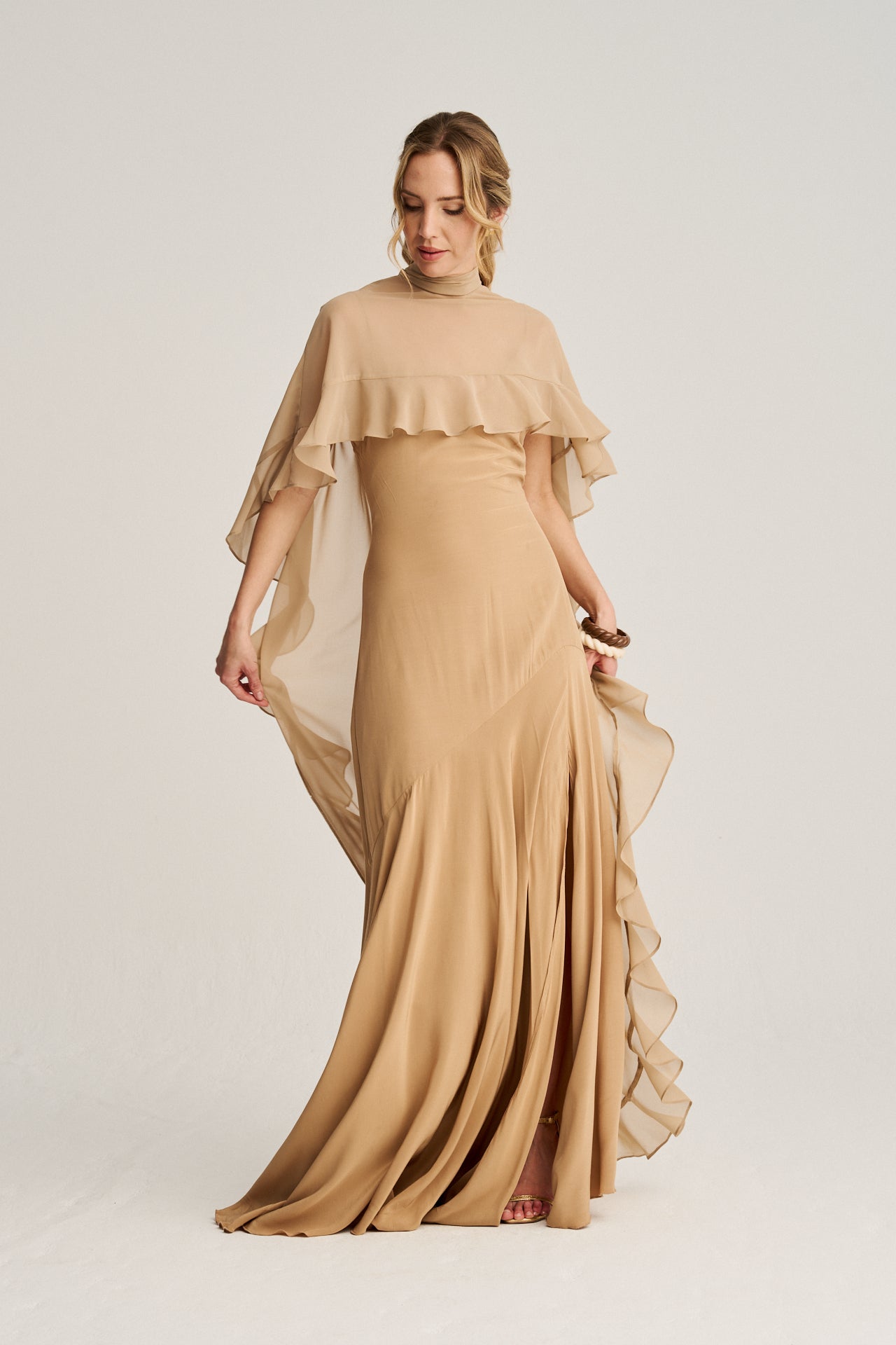 Diseño elegante de vestido largo en viscosa, con falda asimétrica cortada al bies y escote profundo en la espalda con lazadas.
